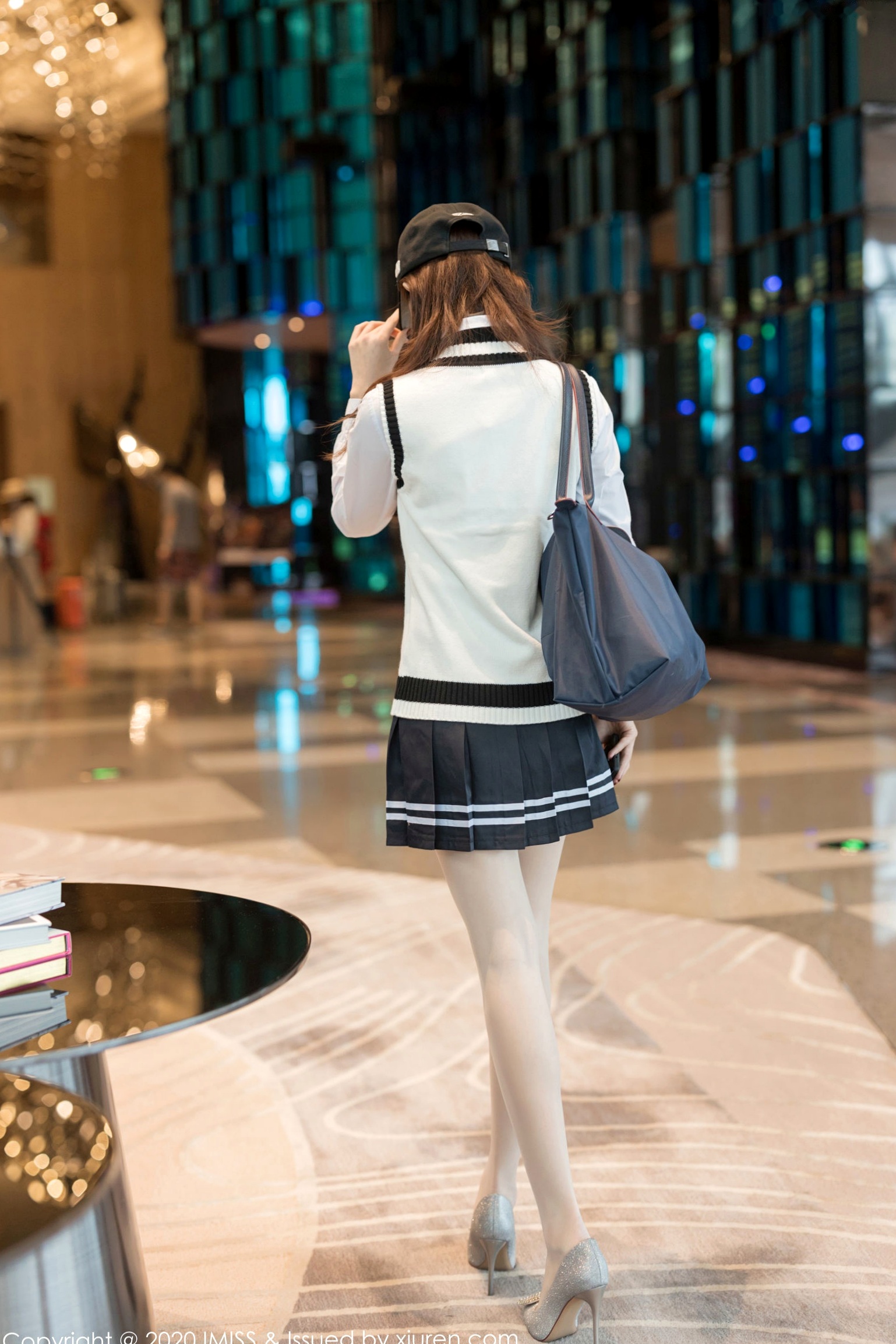 IMiss爱蜜社-467-杨紫嫣-学院风制服私房-白色丝袜长腿-酒店场景诱惑