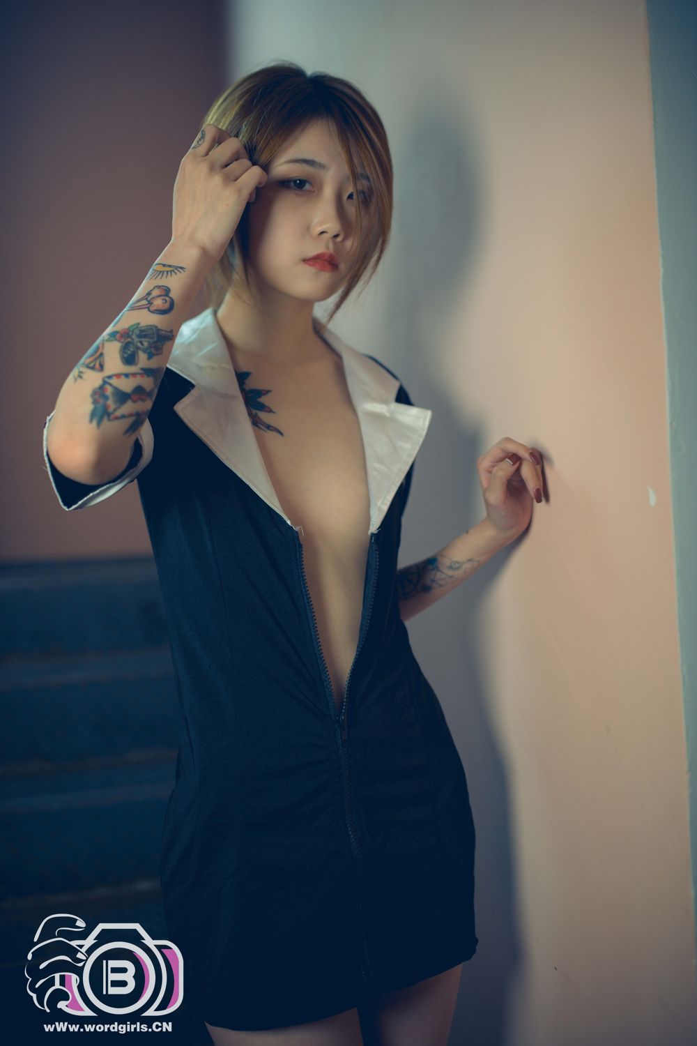 [TouTiao头条女神]高清写真图 2019-11-22 楼梯间的长腿女秘书 李温柔
