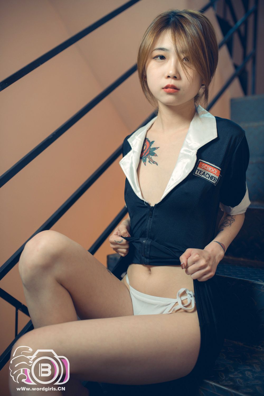 [TouTiao头条女神]高清写真图 2019-11-22 楼梯间的长腿女秘书 李温柔