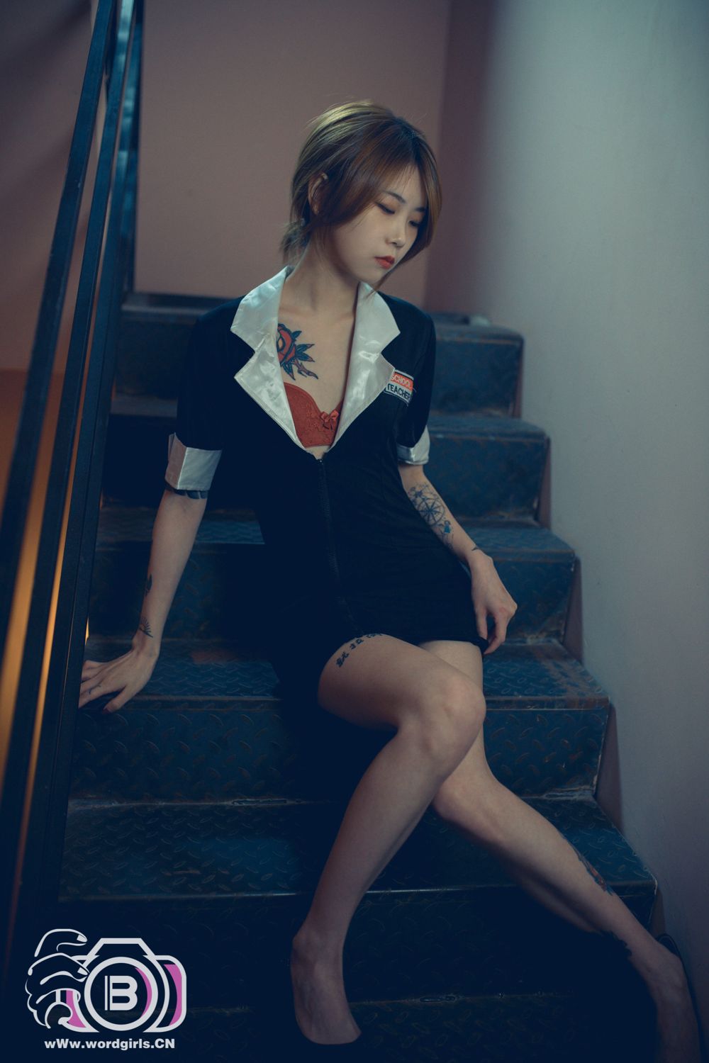 [TouTiao头条女神]高清写真图 2019-11-22 楼梯间的长腿女秘书 李温柔
