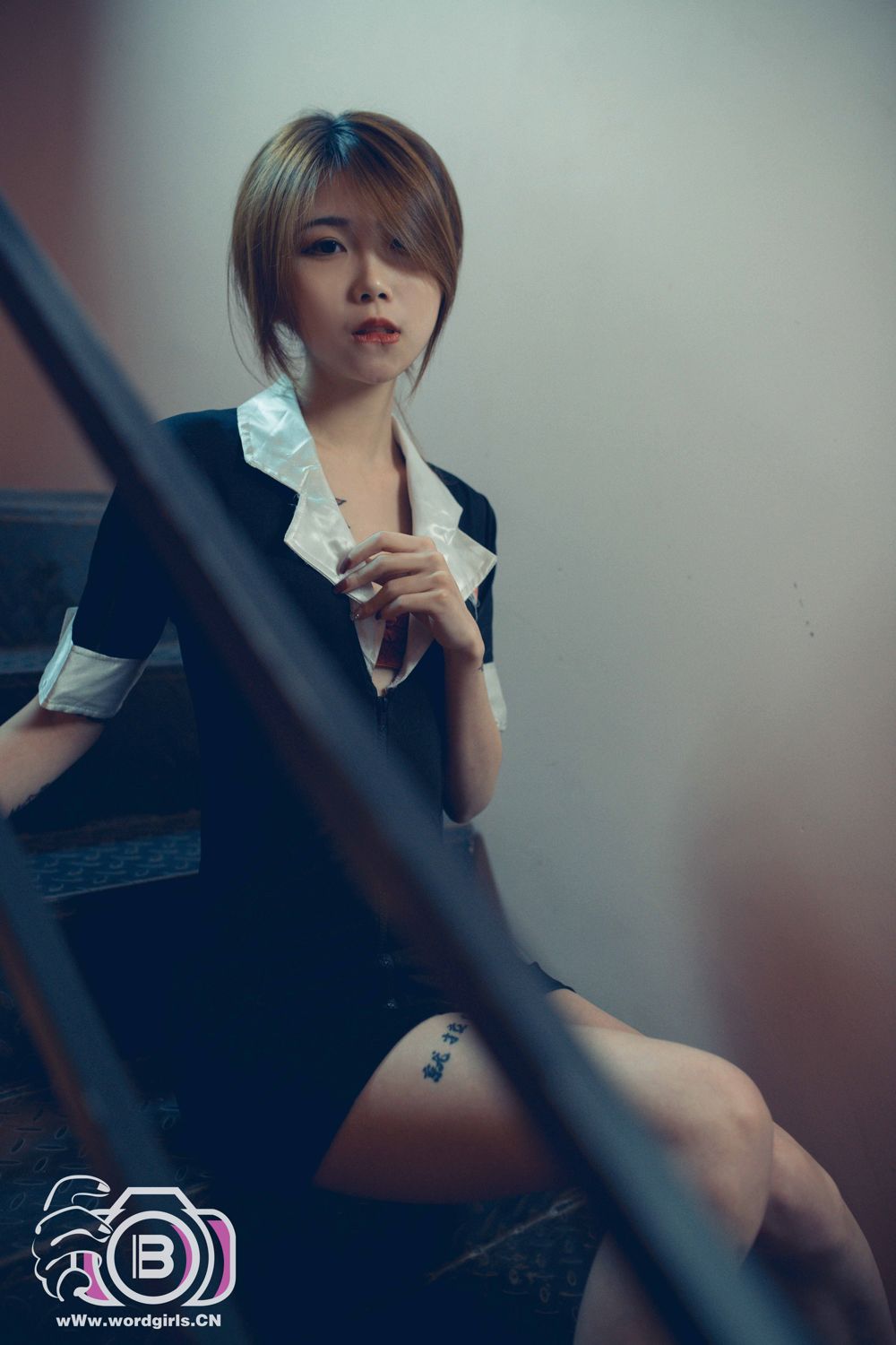 [TouTiao头条女神]高清写真图 2019-11-22 楼梯间的长腿女秘书 李温柔
