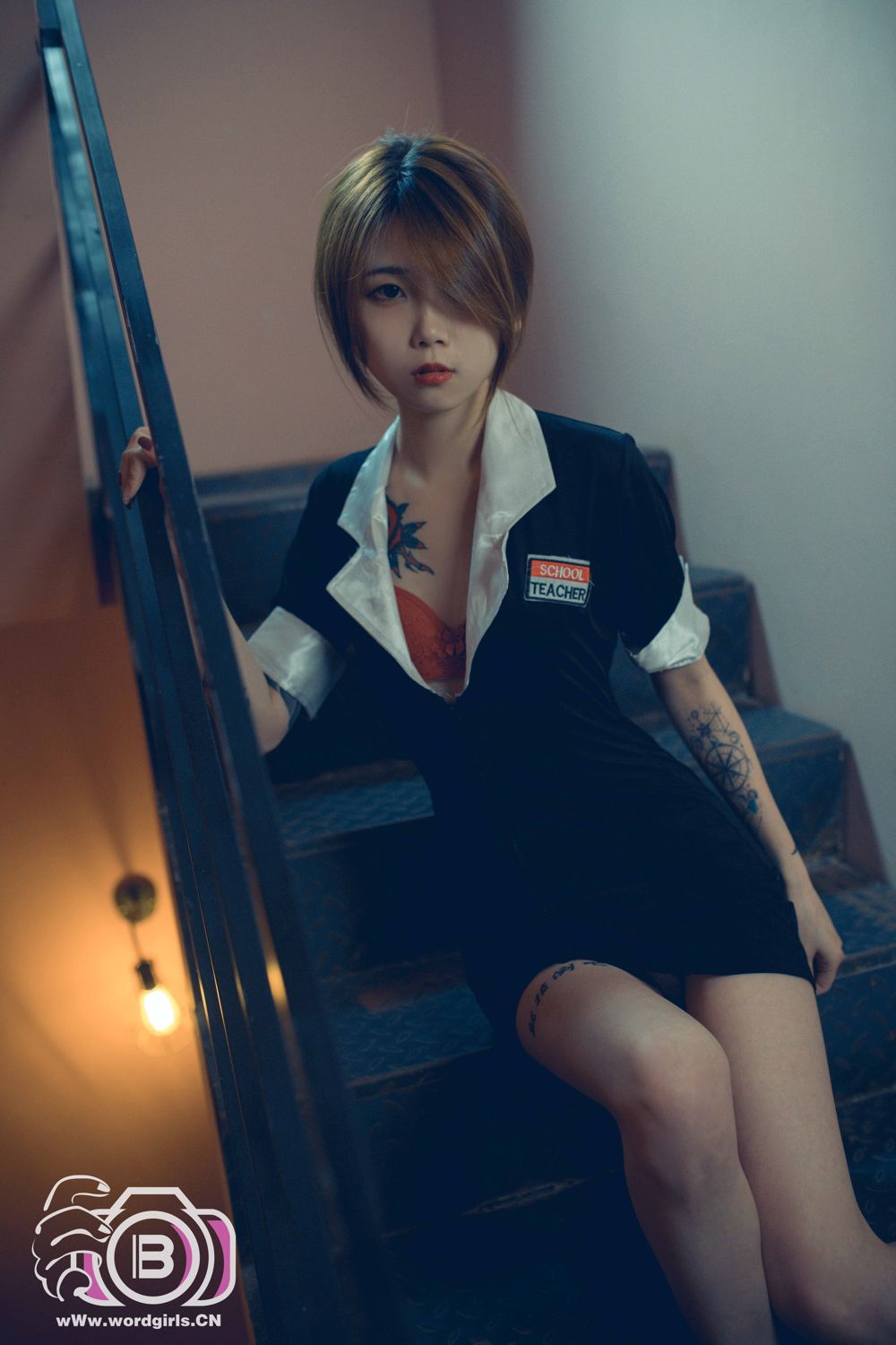 [TouTiao头条女神]高清写真图 2019-11-22 楼梯间的长腿女秘书 李温柔
