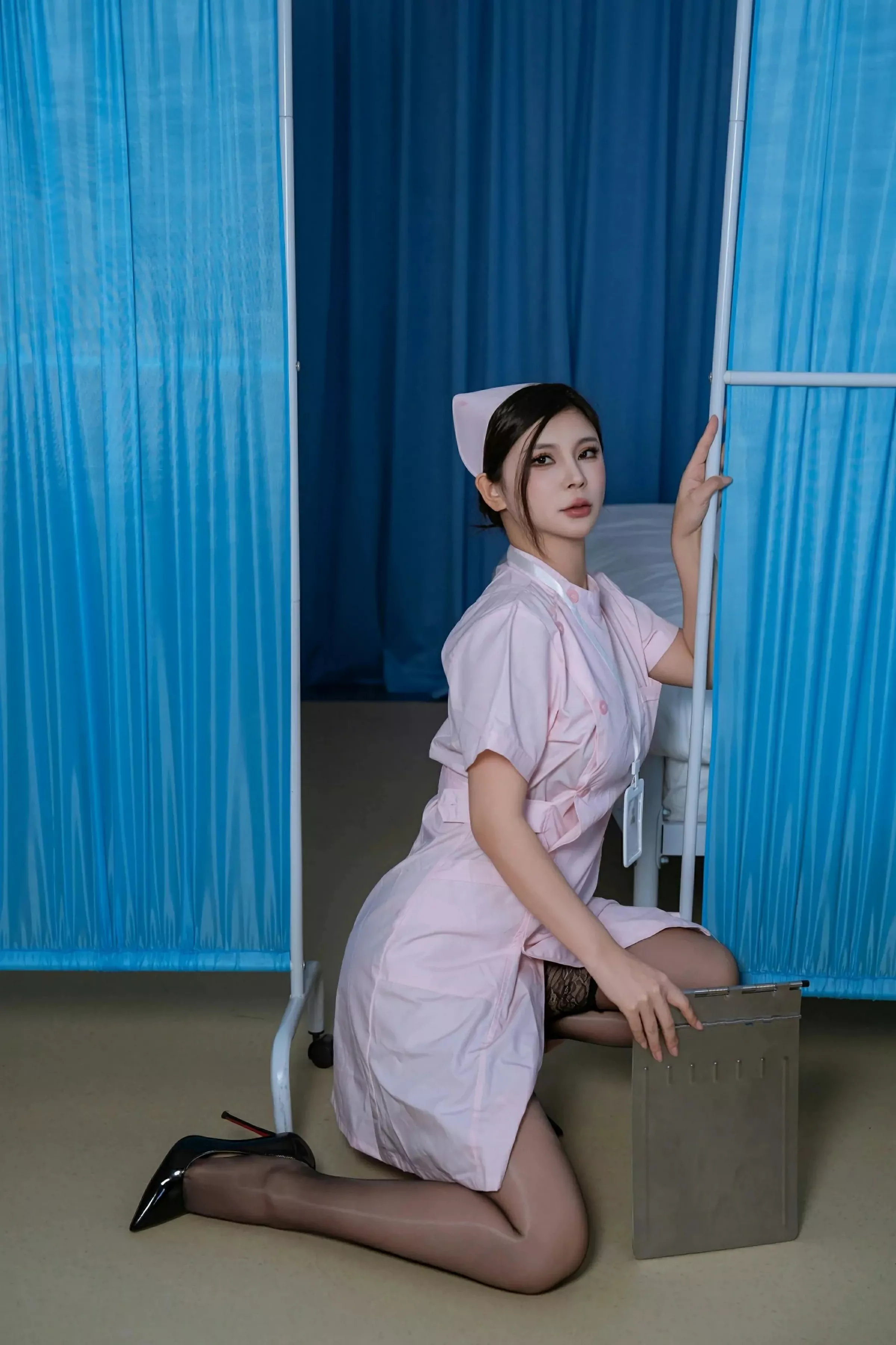 [XiuRen]高清写真图 2025.06.13 No.10408 小蛮妖Yummy 粉色护士服