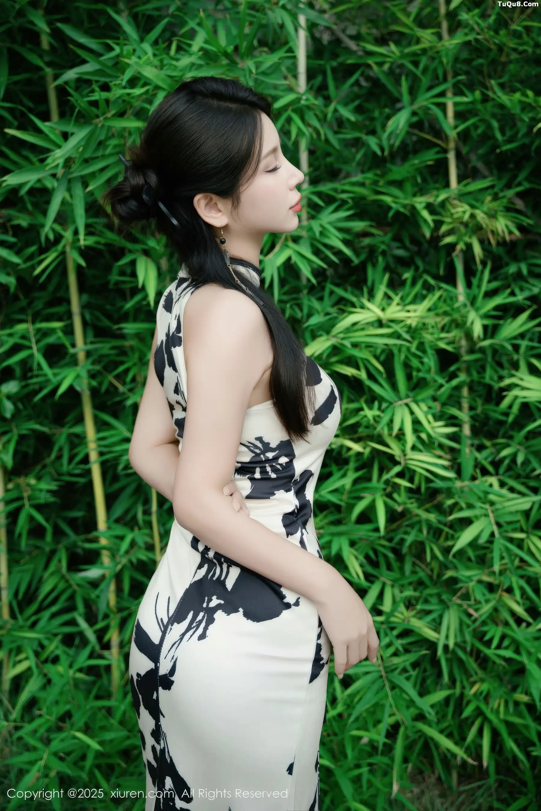 [XiuRen]高清写真图 2025.11.14 No.10989 小蛮妖Yummy 性感旗袍