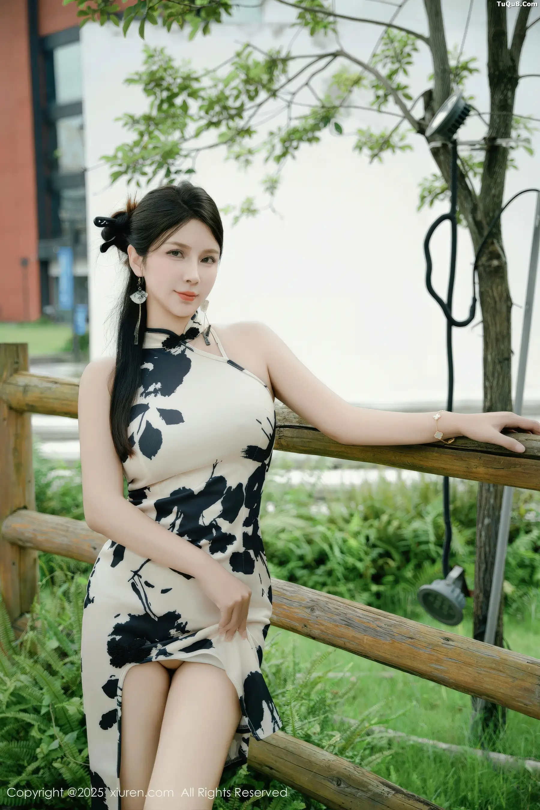 [XiuRen]高清写真图 2025.11.14 No.10989 小蛮妖Yummy 性感旗袍