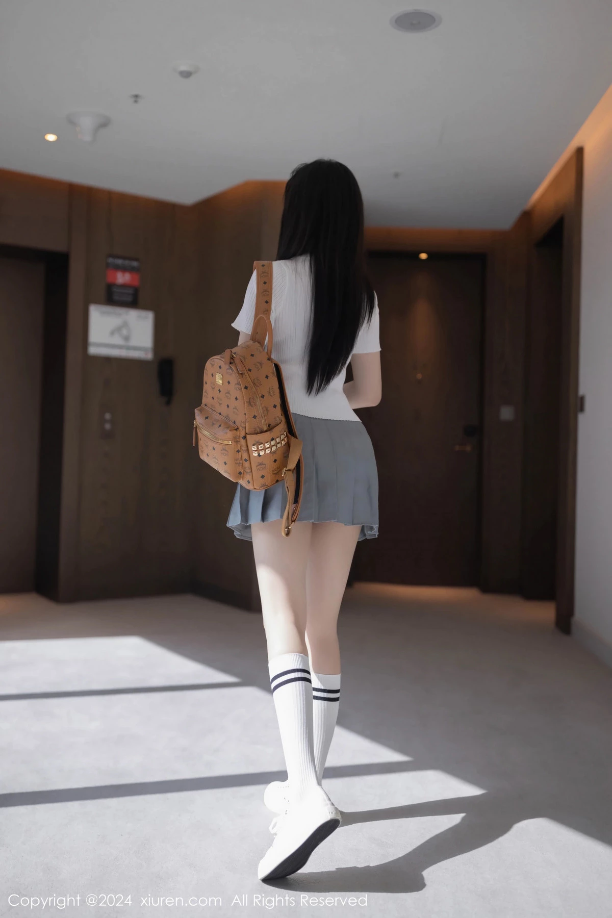 [XiuRen]高清写真图 2024.06.04 No.8649 安然anran 美腿短裙