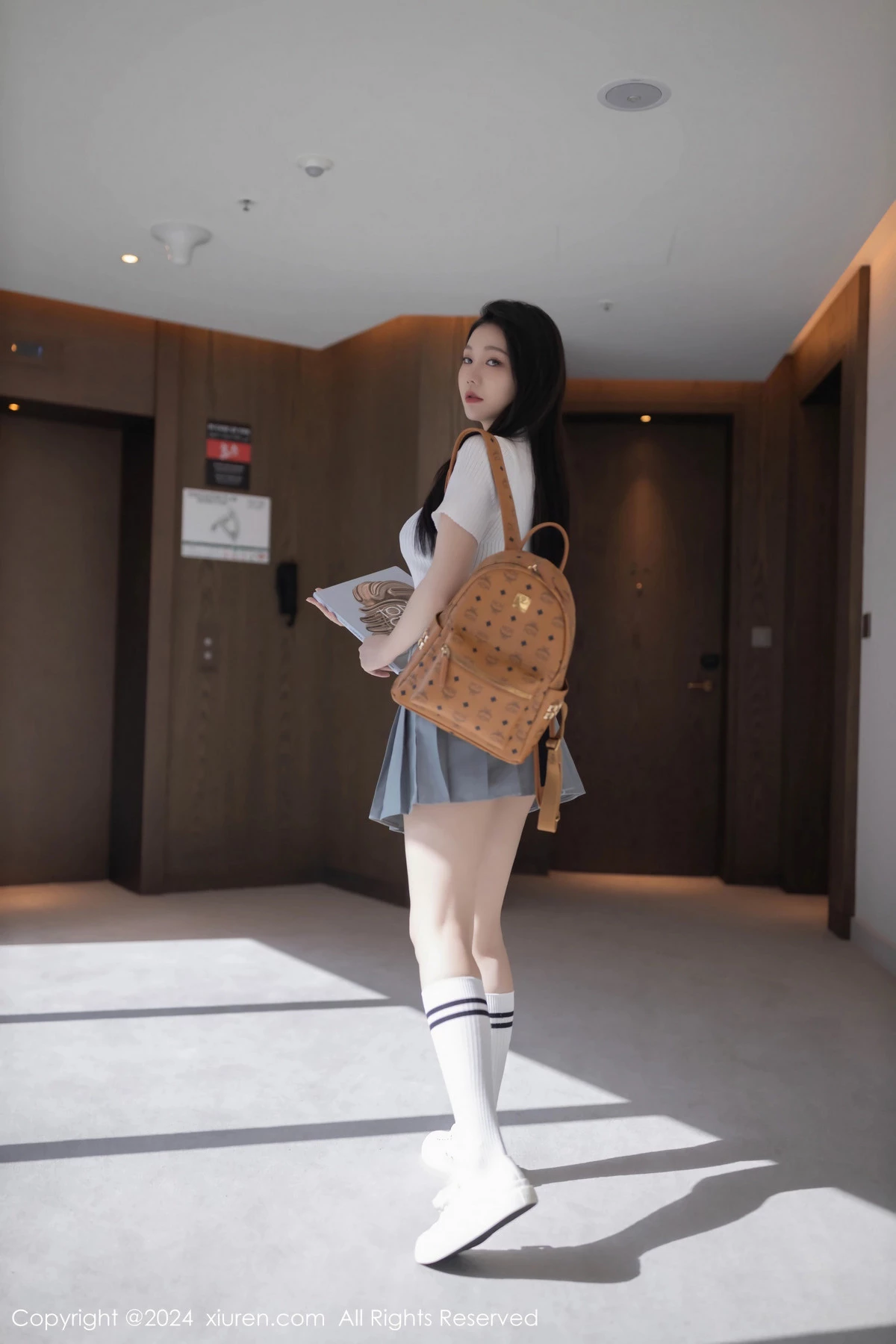 [XiuRen]高清写真图 2024.06.04 No.8649 安然anran 美腿短裙