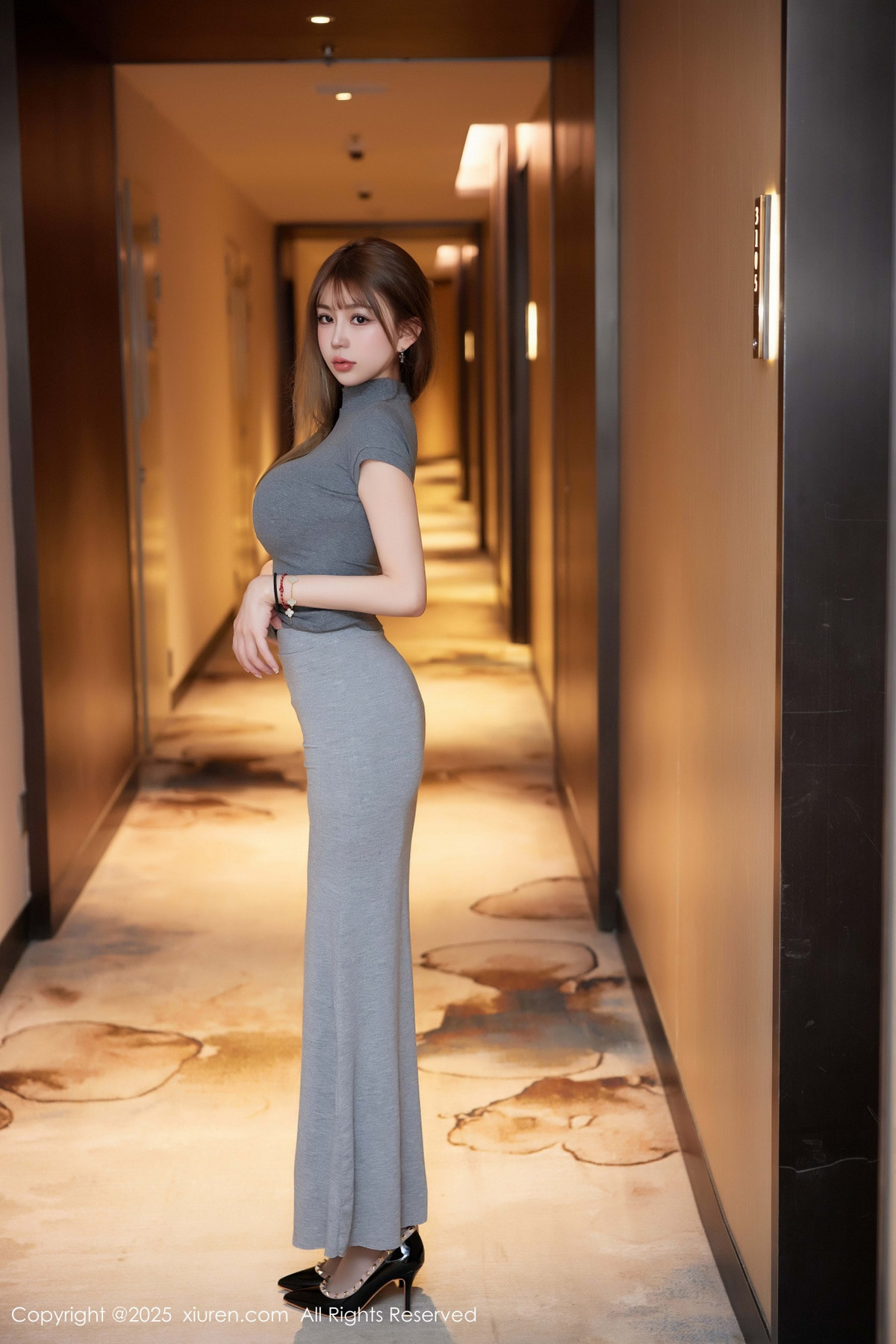 [XiuRen]高清写真图 2025.02.25 No.9931 Zoe柚柚 灰丝美腿