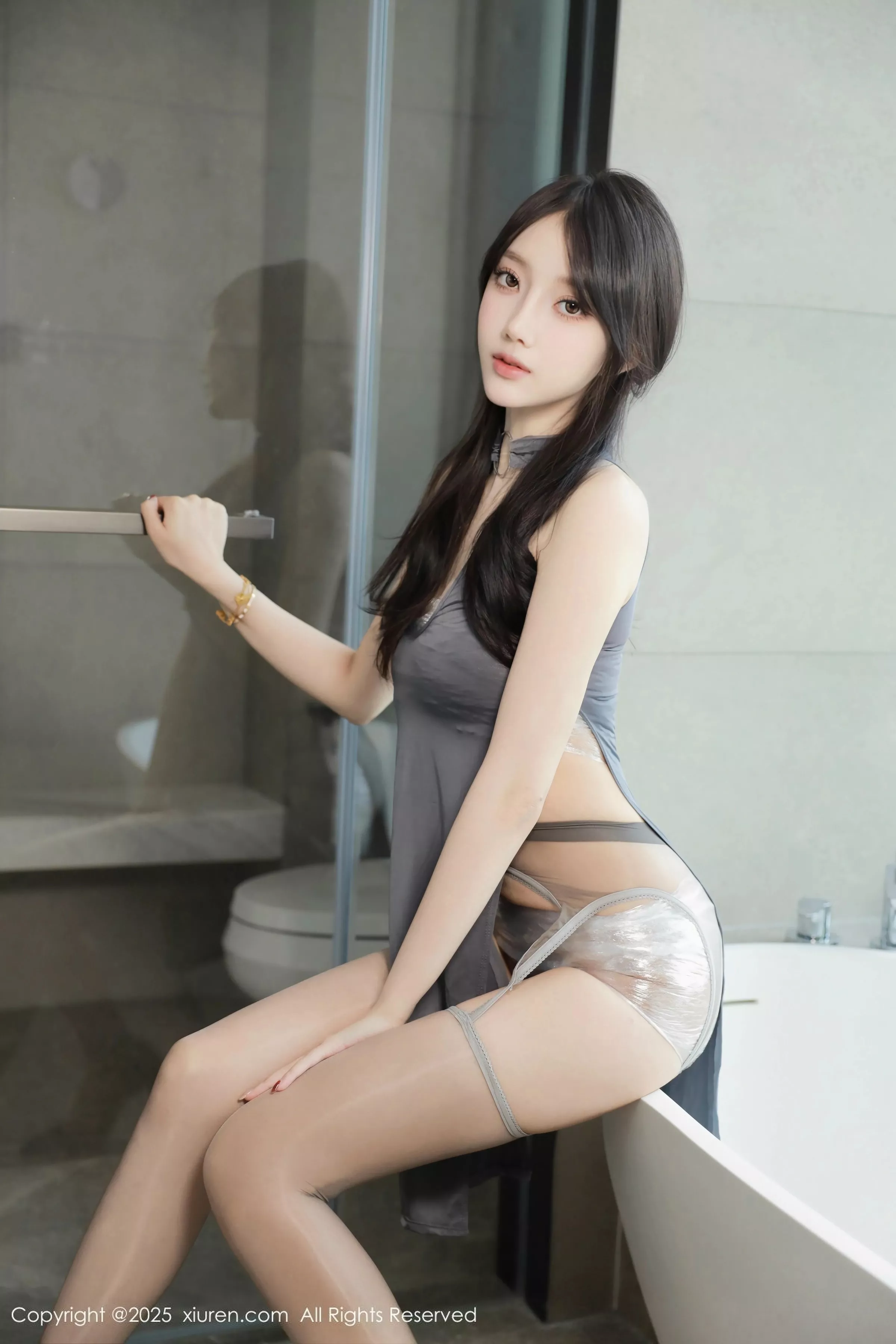 [XiuRen]高清写真图 2025.06.19 No.10435 玥儿玥er 灰色丝袜
