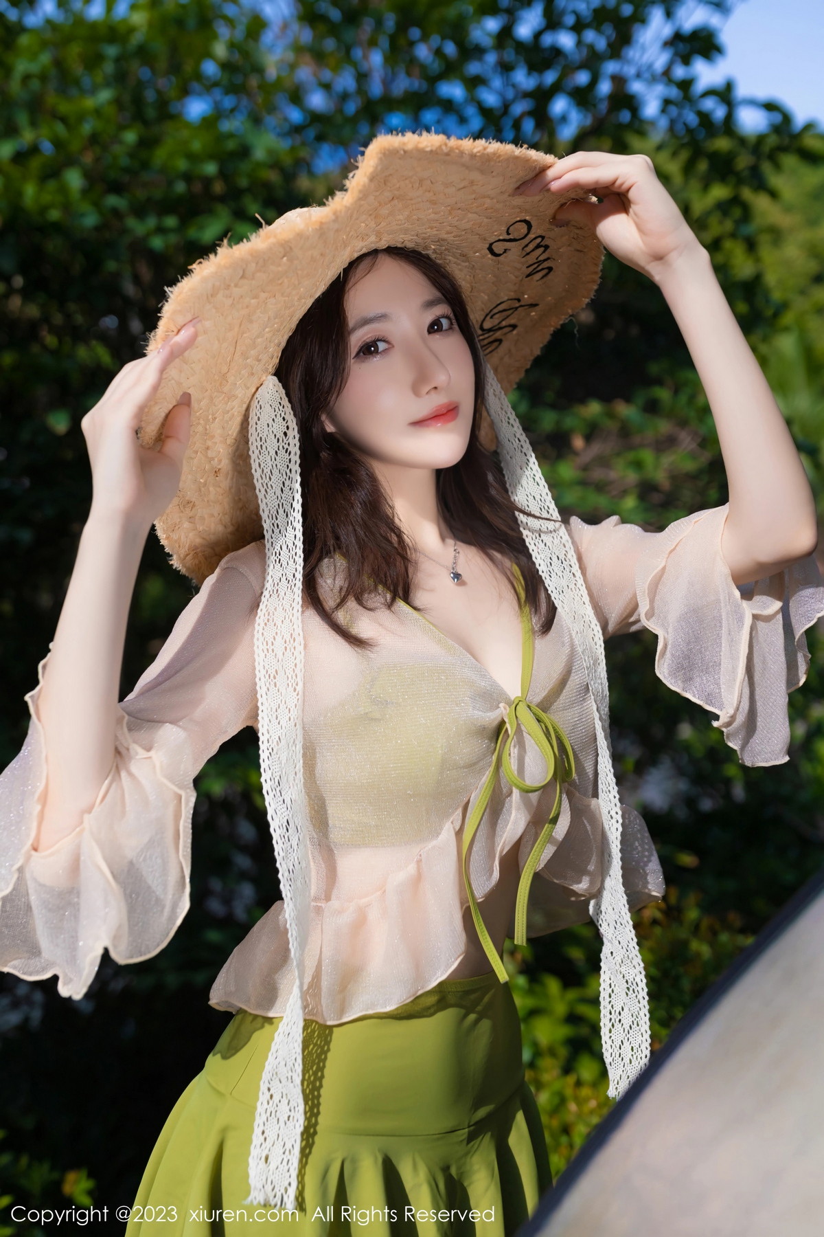[XiuRen]高清写真图 2023.08.04 No.7189 鱼子酱Fish 户外美腿