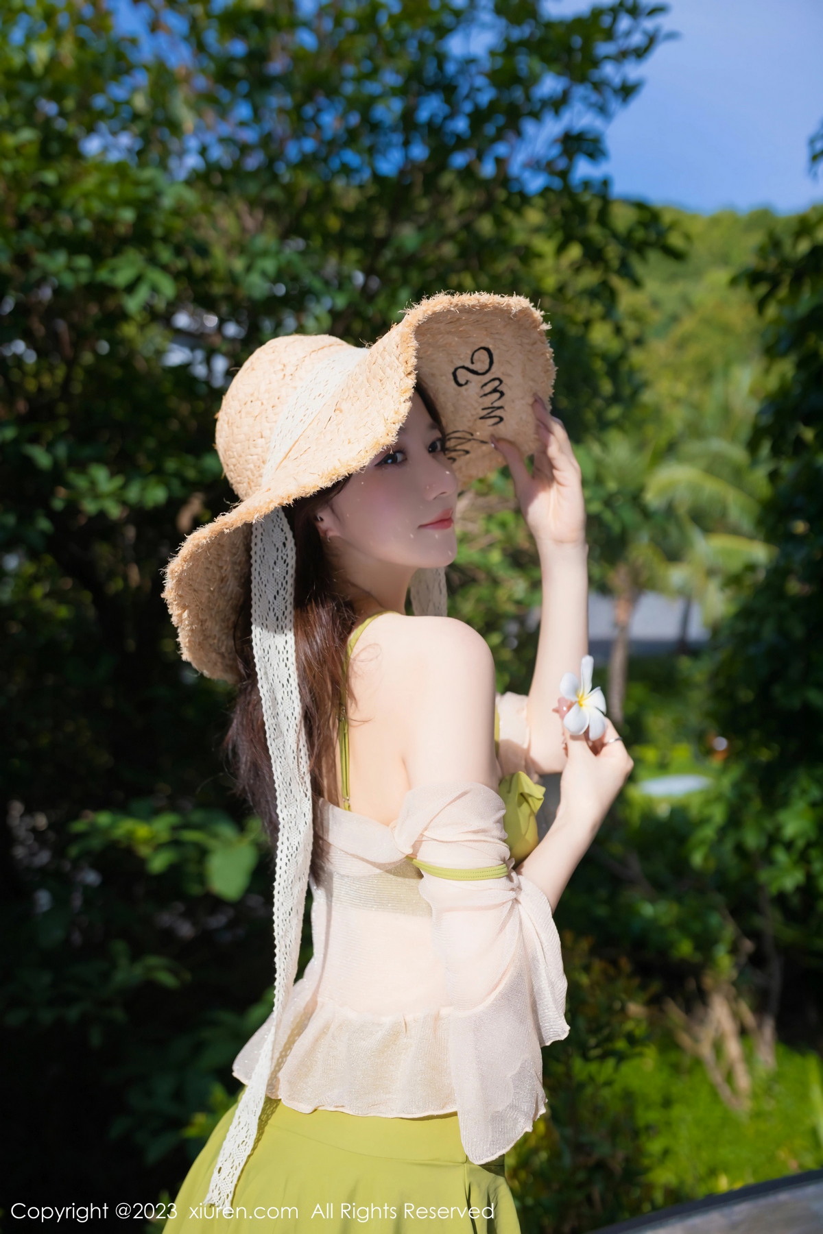 [XiuRen]高清写真图 2023.08.04 No.7189 鱼子酱Fish 户外美腿