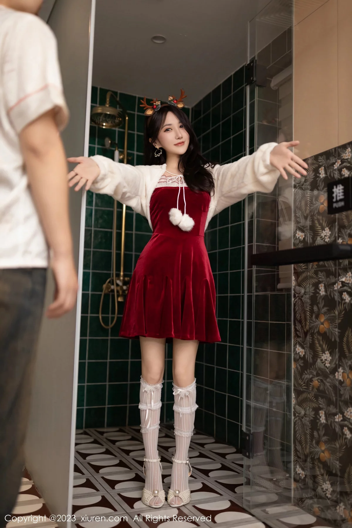 [XiuRen]高清写真图 2023.12.22 No.7854 鱼子酱Fish 圣诞美腿
