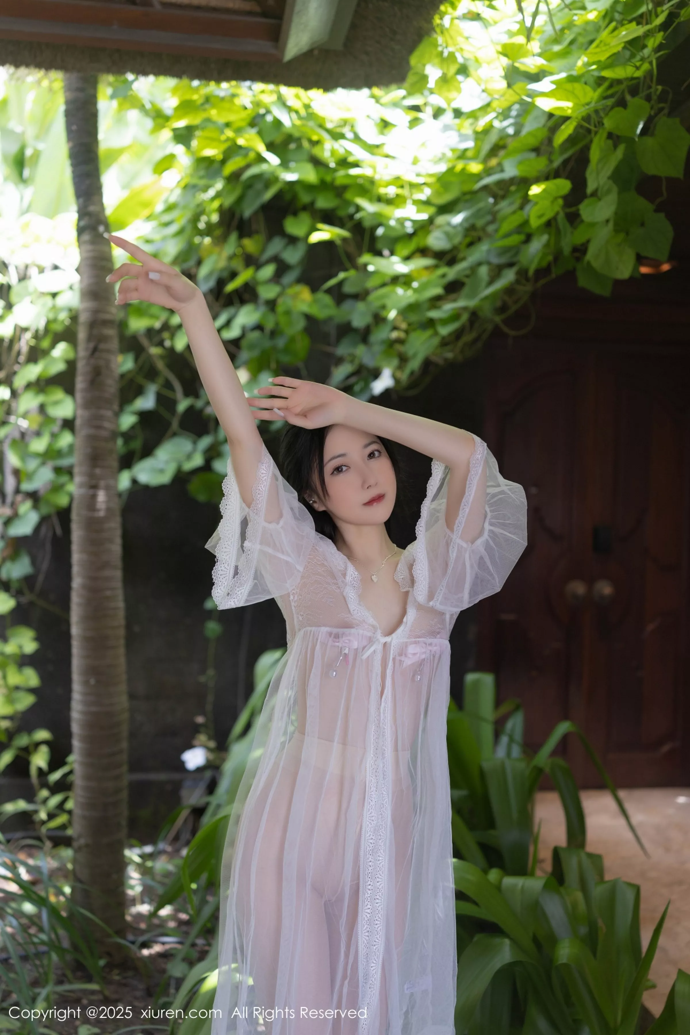 [XiuRen]高清写真图 2025.04.18 No.10173 鱼子酱Fish 轻透连衣裙