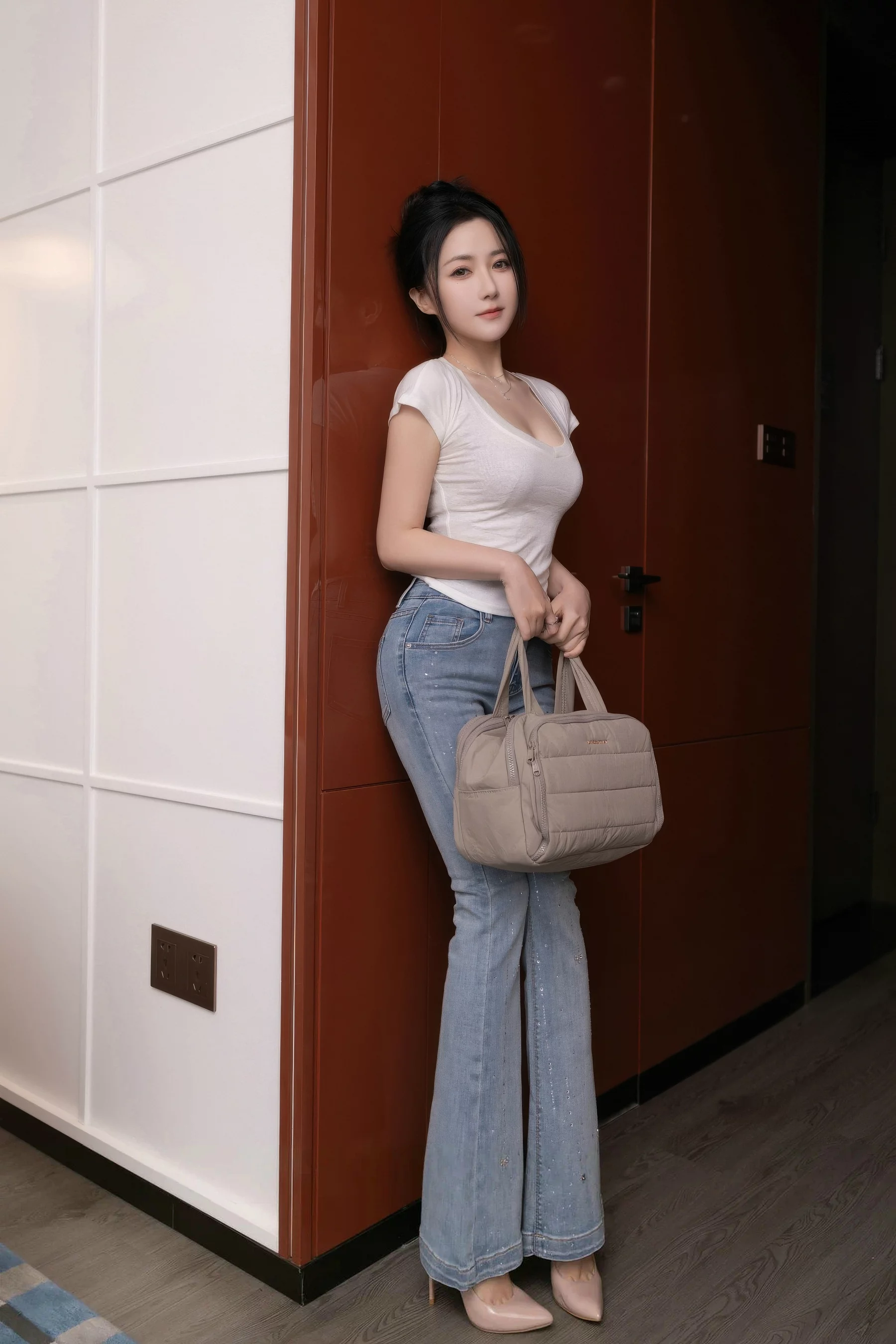 [XiuRen]高清写真图 2025.10.11 No.10858 鱼子酱Fish 暖灰色蕾丝