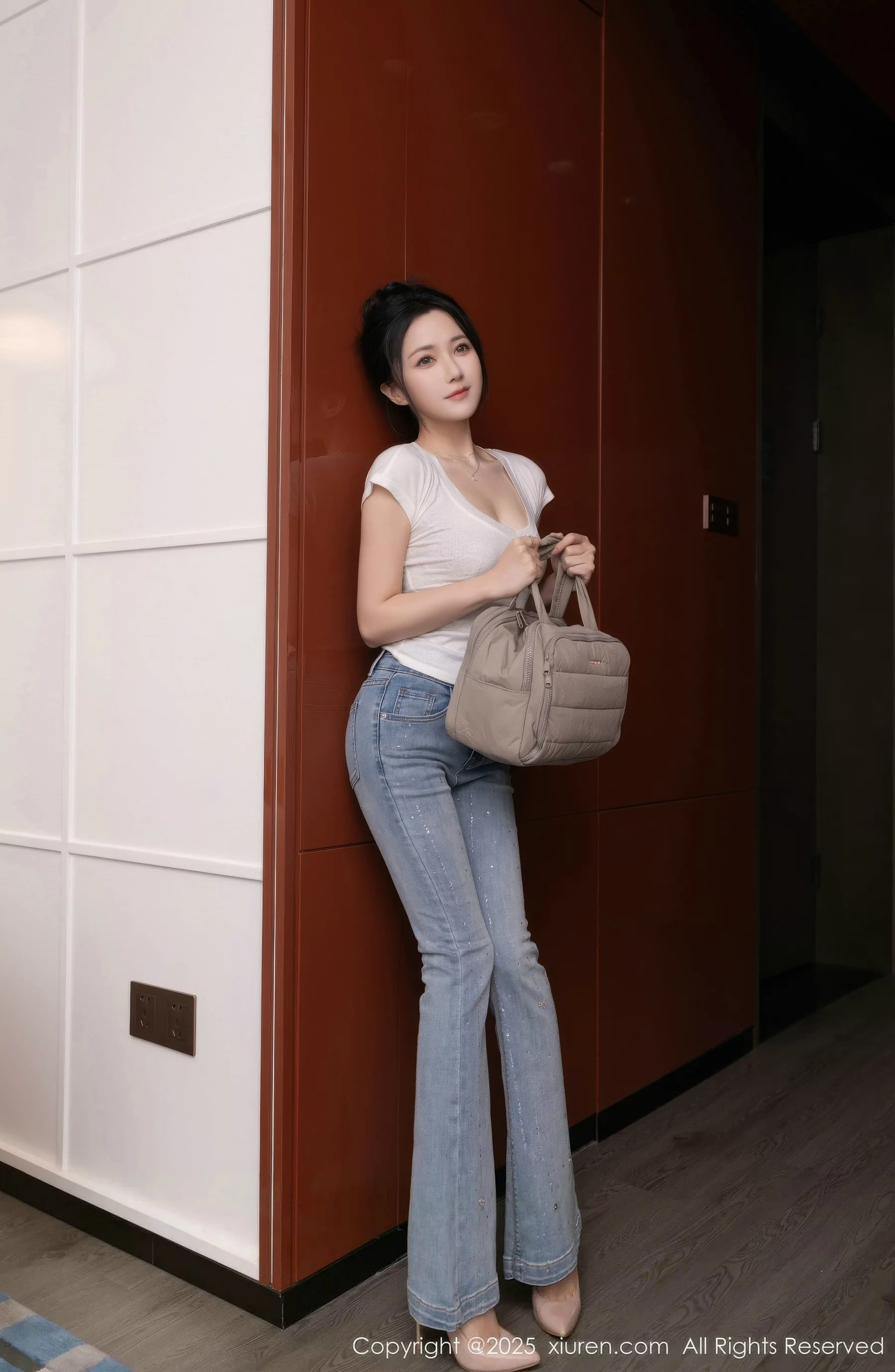[XiuRen]高清写真图 2025.10.11 No.10858 鱼子酱Fish 暖灰色蕾丝