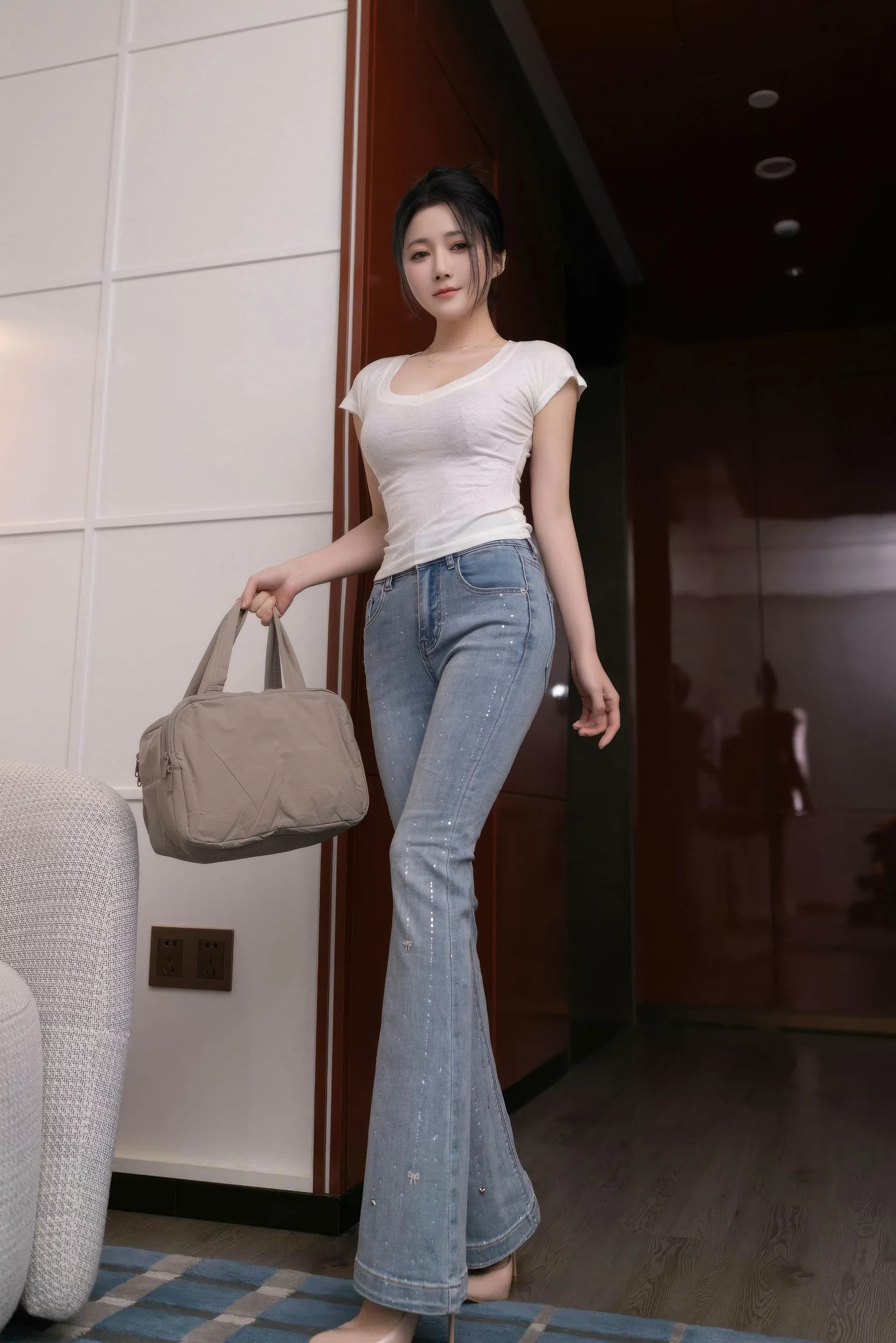 [XiuRen]高清写真图 2025.10.11 No.10858 鱼子酱Fish 暖灰色蕾丝