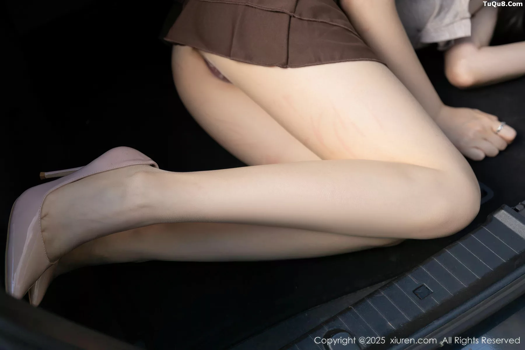 [XiuRen]高清写真图 2025.11.07 No.10965 鱼子酱Fish 香车美女