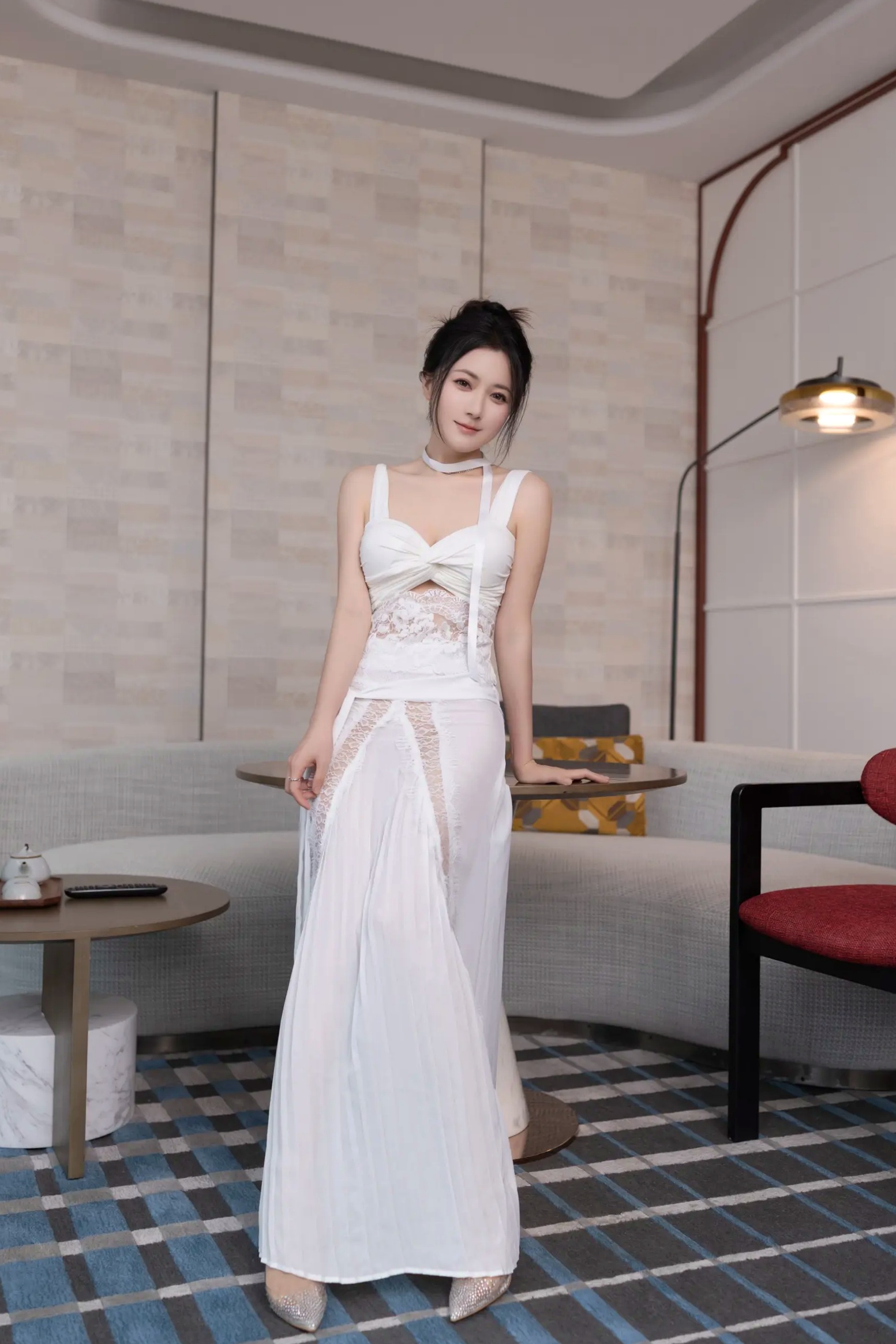 鱼子酱Fish 白裙诱惑室内私房大尺度写真，纯欲女神酒店床边清纯与性感并存[120P]