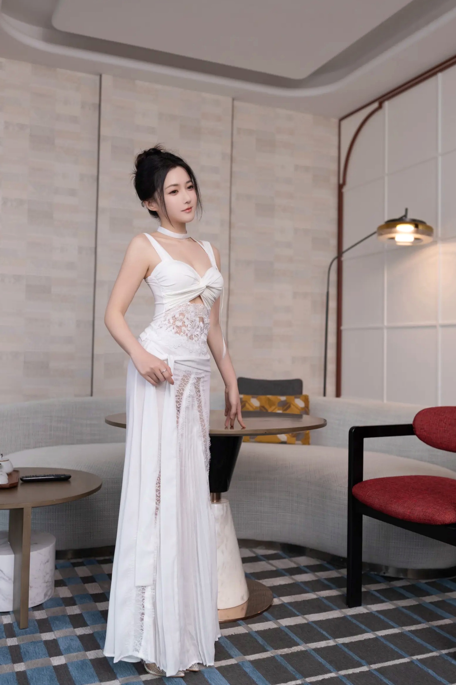 鱼子酱Fish 白裙诱惑室内私房大尺度写真，纯欲女神酒店床边清纯与性感并存[120P]