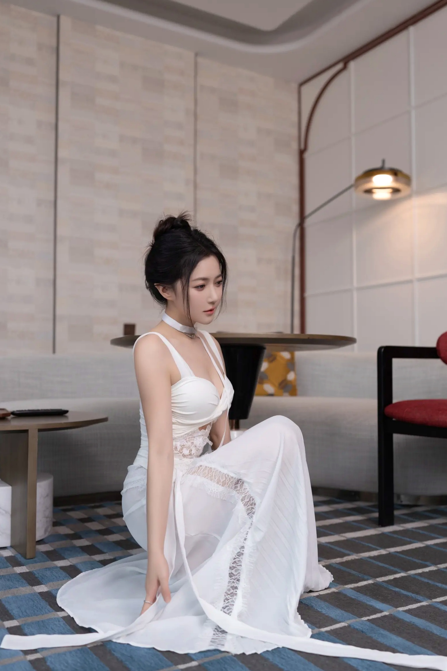 鱼子酱Fish 白裙诱惑室内私房大尺度写真，纯欲女神酒店床边清纯与性感并存[120P]