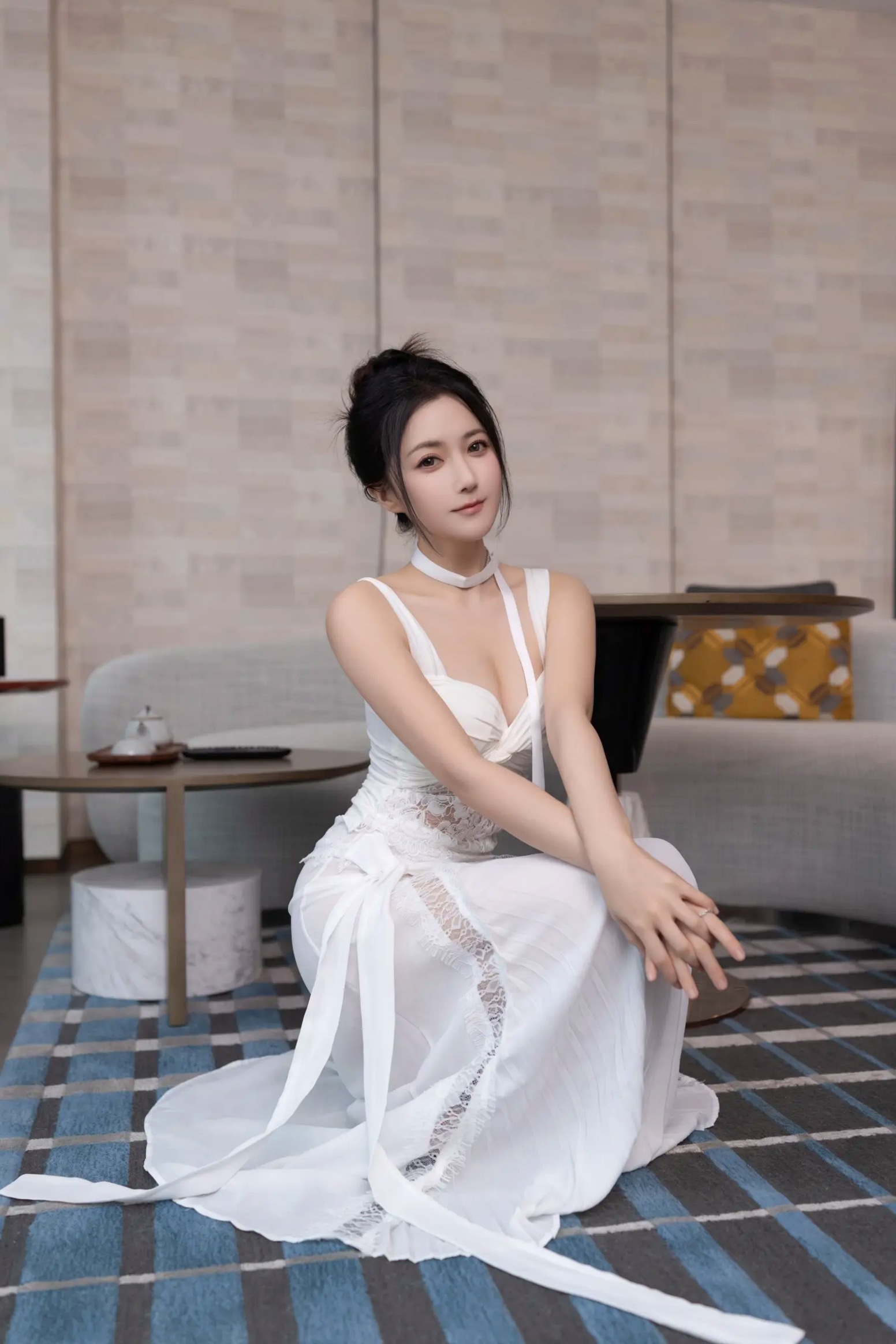鱼子酱Fish 白裙诱惑室内私房大尺度写真，纯欲女神酒店床边清纯与性感并存[120P]