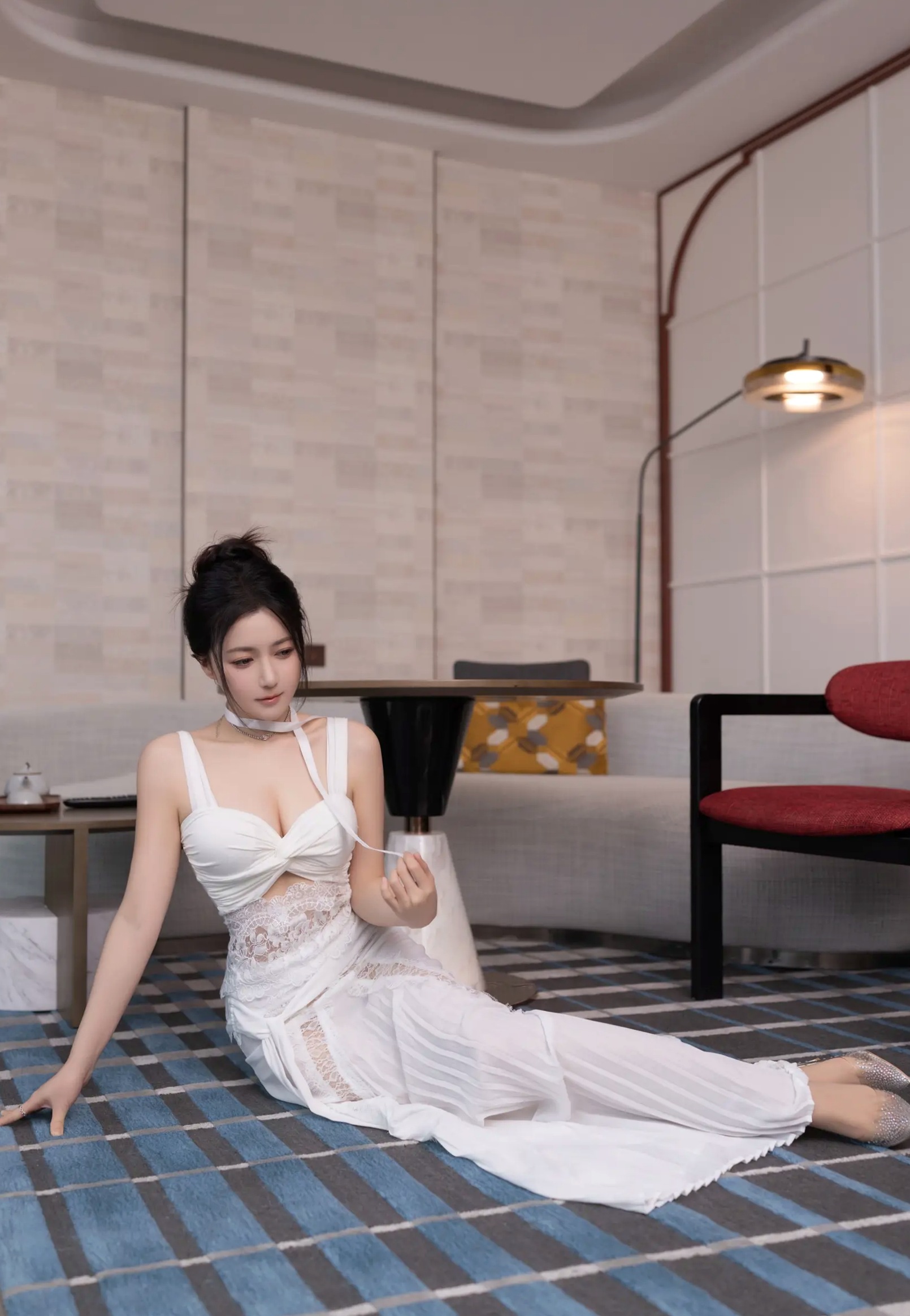 鱼子酱Fish 白裙诱惑室内私房大尺度写真，纯欲女神酒店床边清纯与性感并存[120P]
