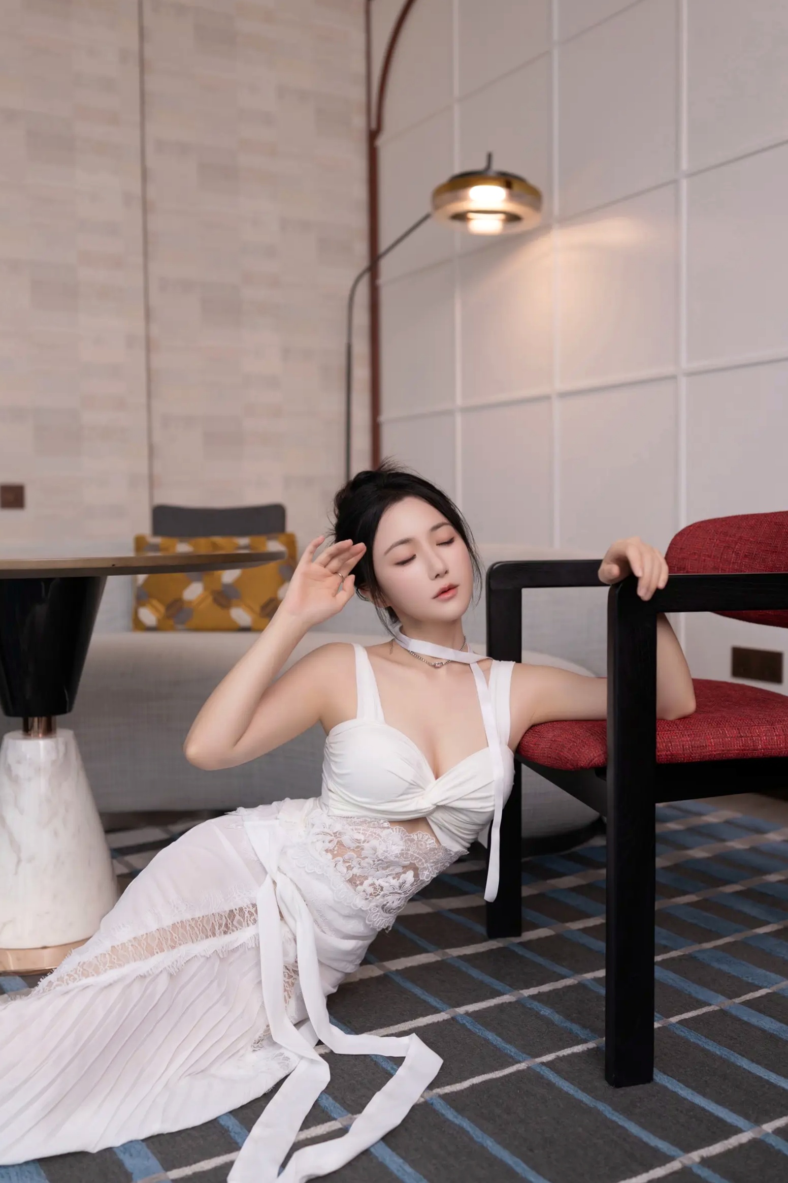 鱼子酱Fish 白裙诱惑室内私房大尺度写真，纯欲女神酒店床边清纯与性感并存[120P]