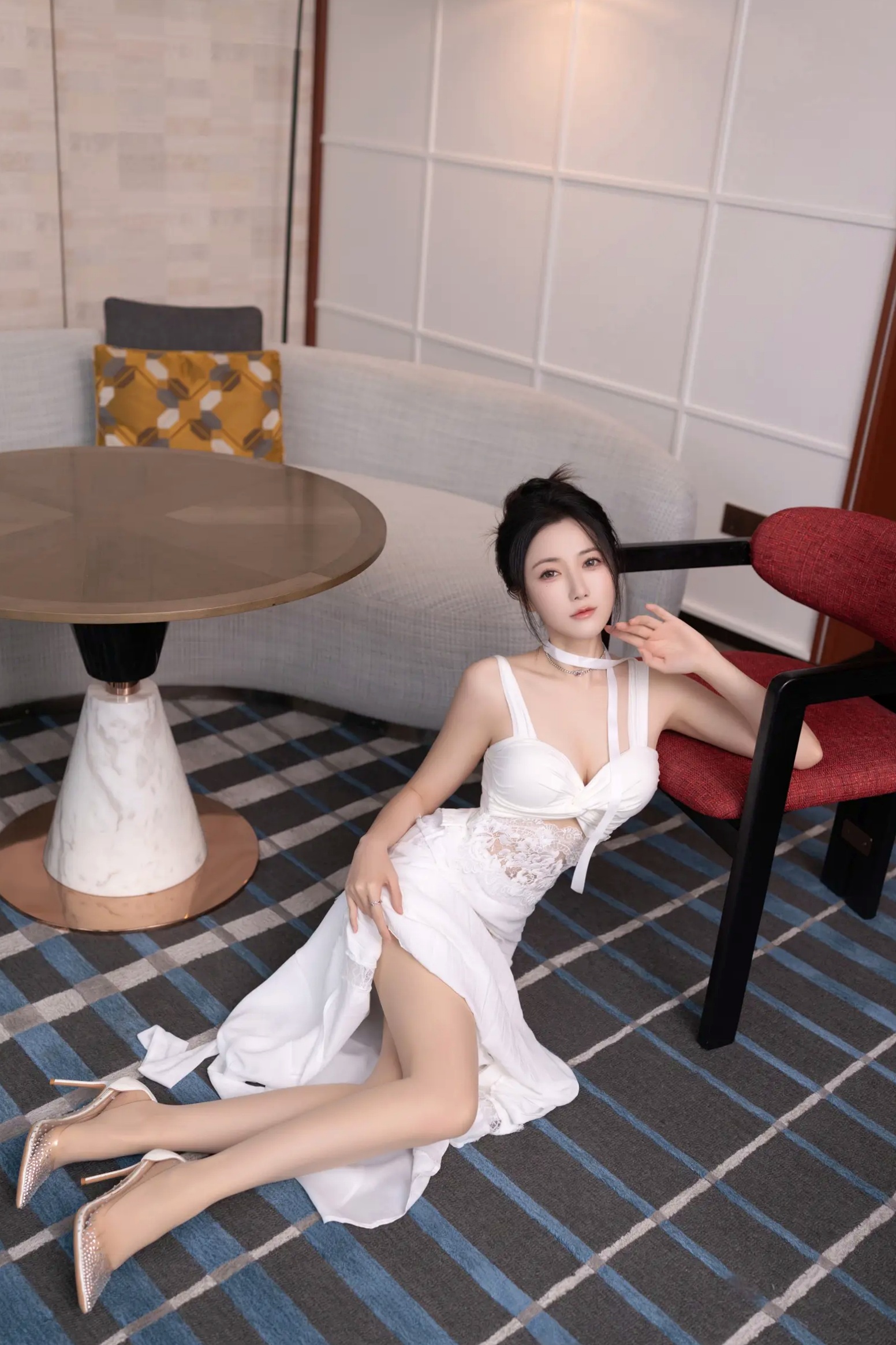 鱼子酱Fish 白裙诱惑室内私房大尺度写真，纯欲女神酒店床边清纯与性感并存[120P]
