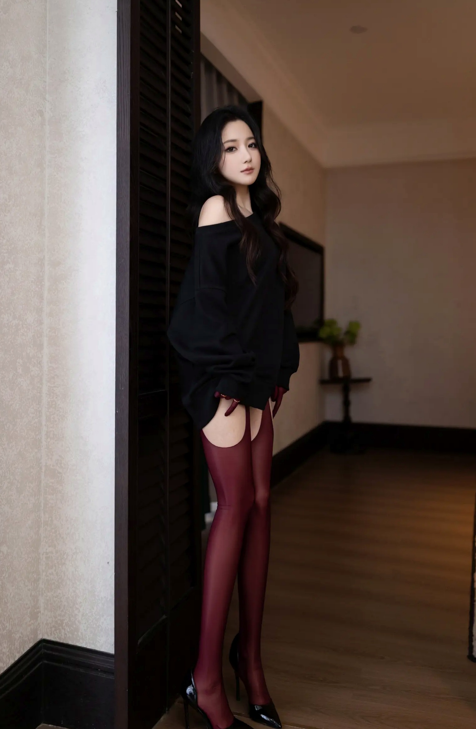 鱼子酱Fish“红与黑”私房大尺度写真，黑色蕾丝与红色丝袜碰撞极致性感，迷人女神高清室内诱惑[120P]