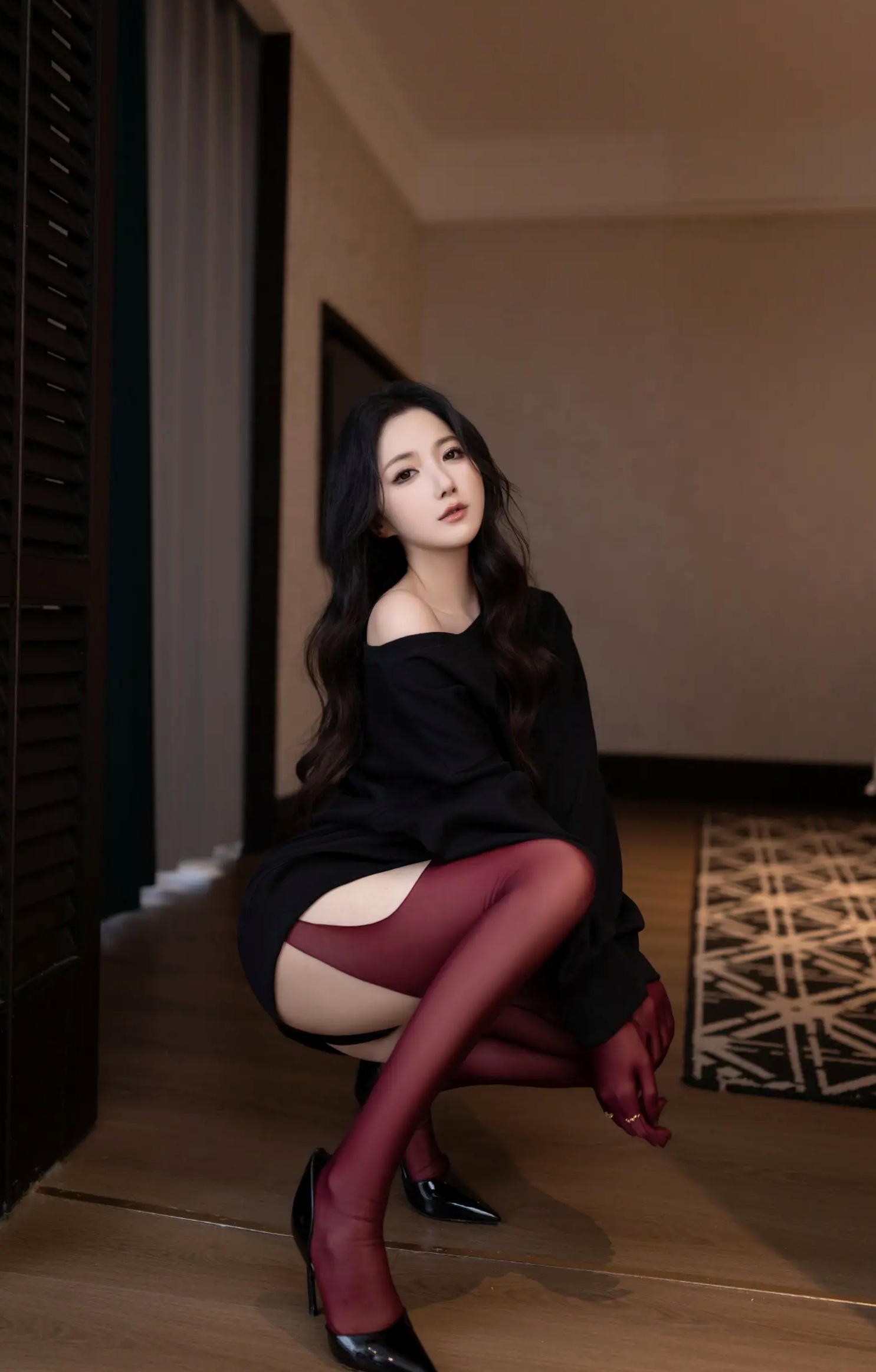 鱼子酱Fish“红与黑”私房大尺度写真，黑色蕾丝与红色丝袜碰撞极致性感，迷人女神高清室内诱惑[120P]