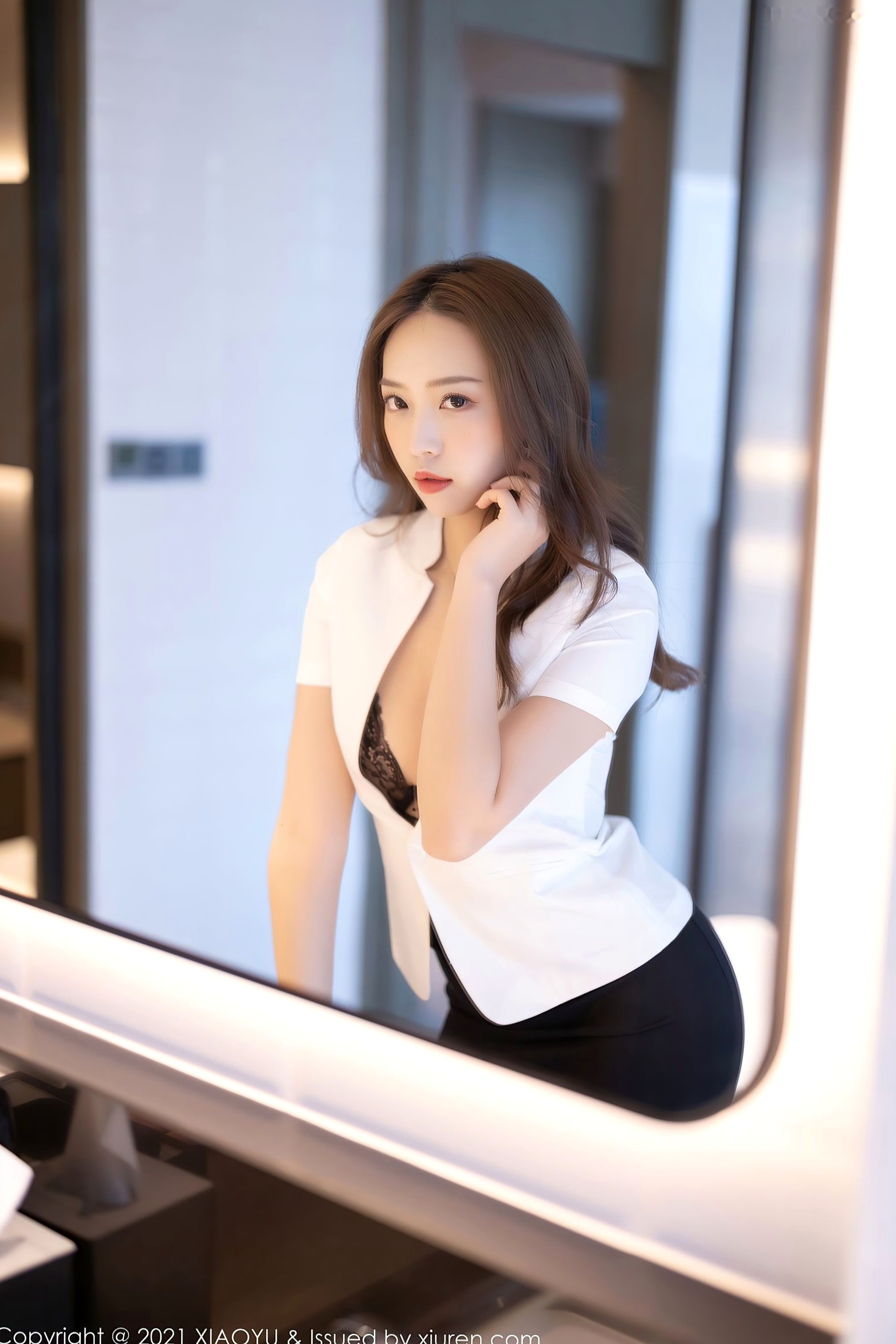 XiaoYu语画界郑颖姗黑丝连体内衣写真，气质御姐室内私房美腿诱惑，展现高冷性感魅力