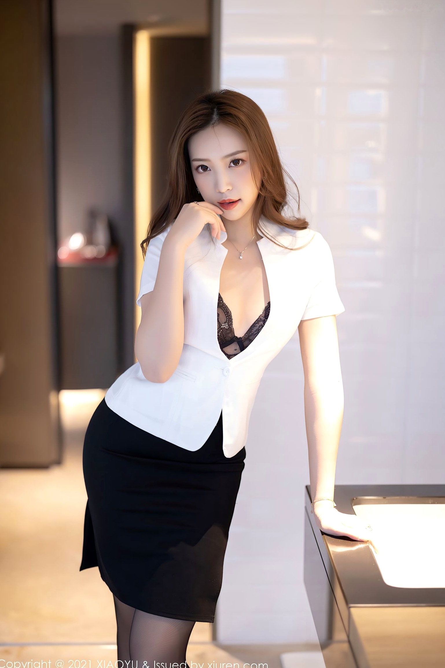 XiaoYu语画界郑颖姗黑丝连体内衣写真，气质御姐室内私房美腿诱惑，展现高冷性感魅力