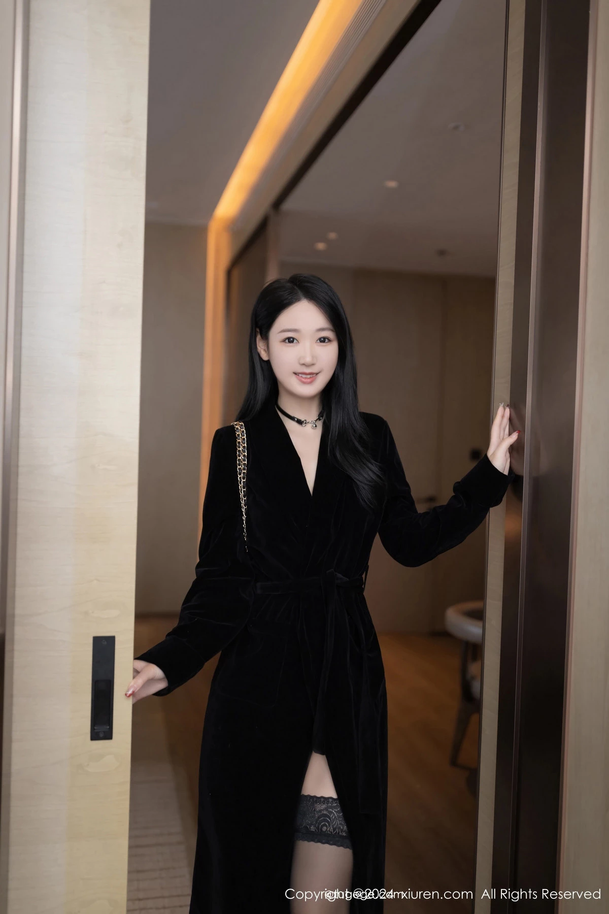 [XiuRen]高清写真图 2024.04.01 No.8326 唐安琪 黑丝美腿
