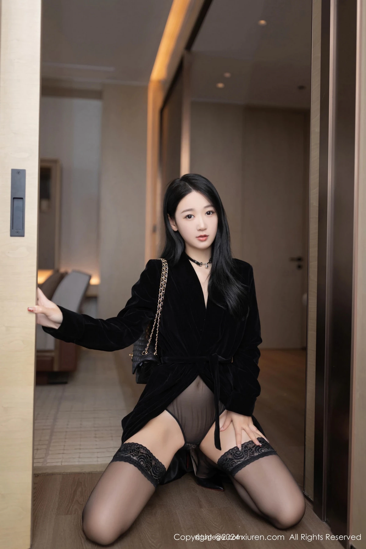 [XiuRen]高清写真图 2024.04.01 No.8326 唐安琪 黑丝美腿