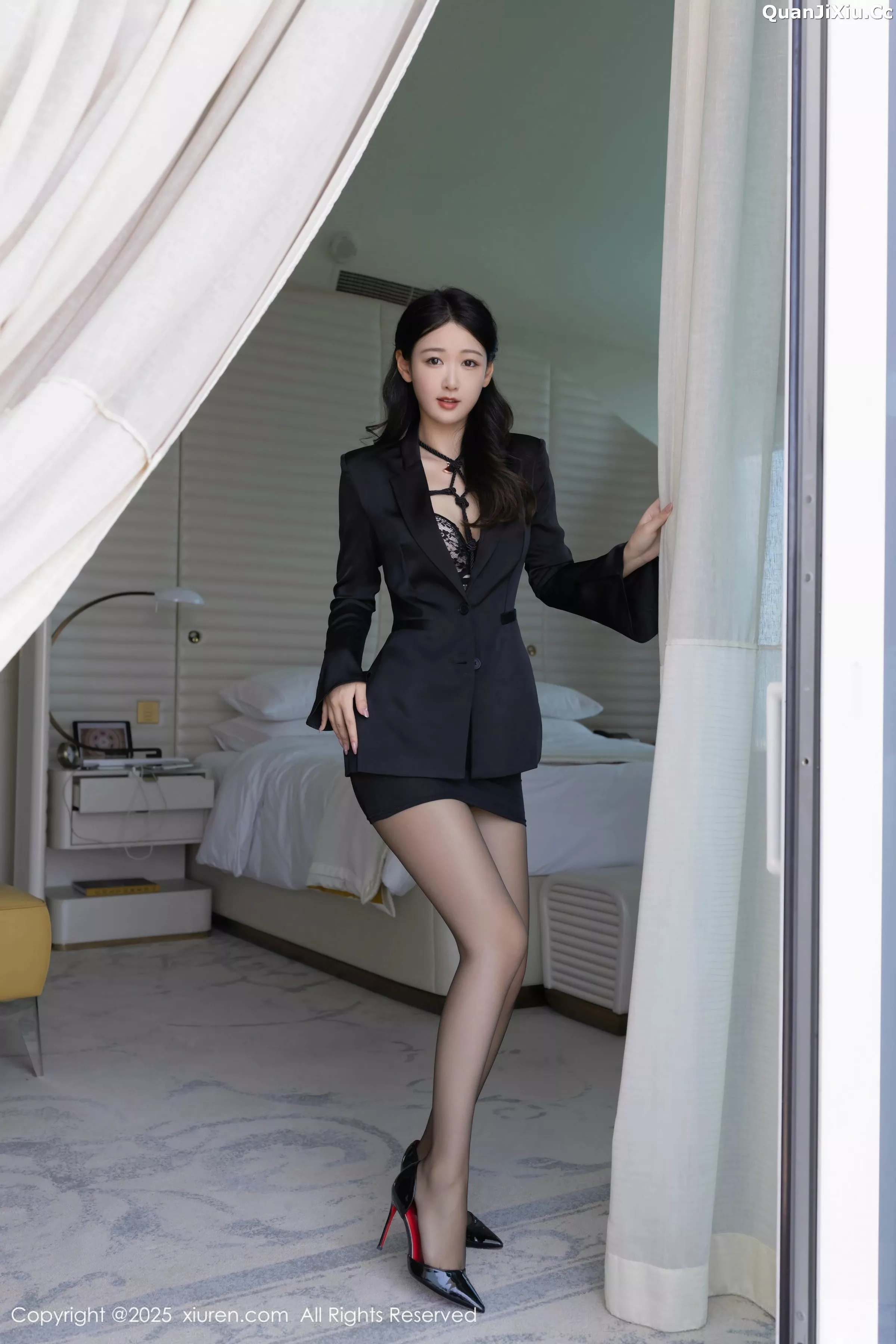 [XiuRen]高清写真图 2025.05.12 No.10267 唐安琪 黑色西服