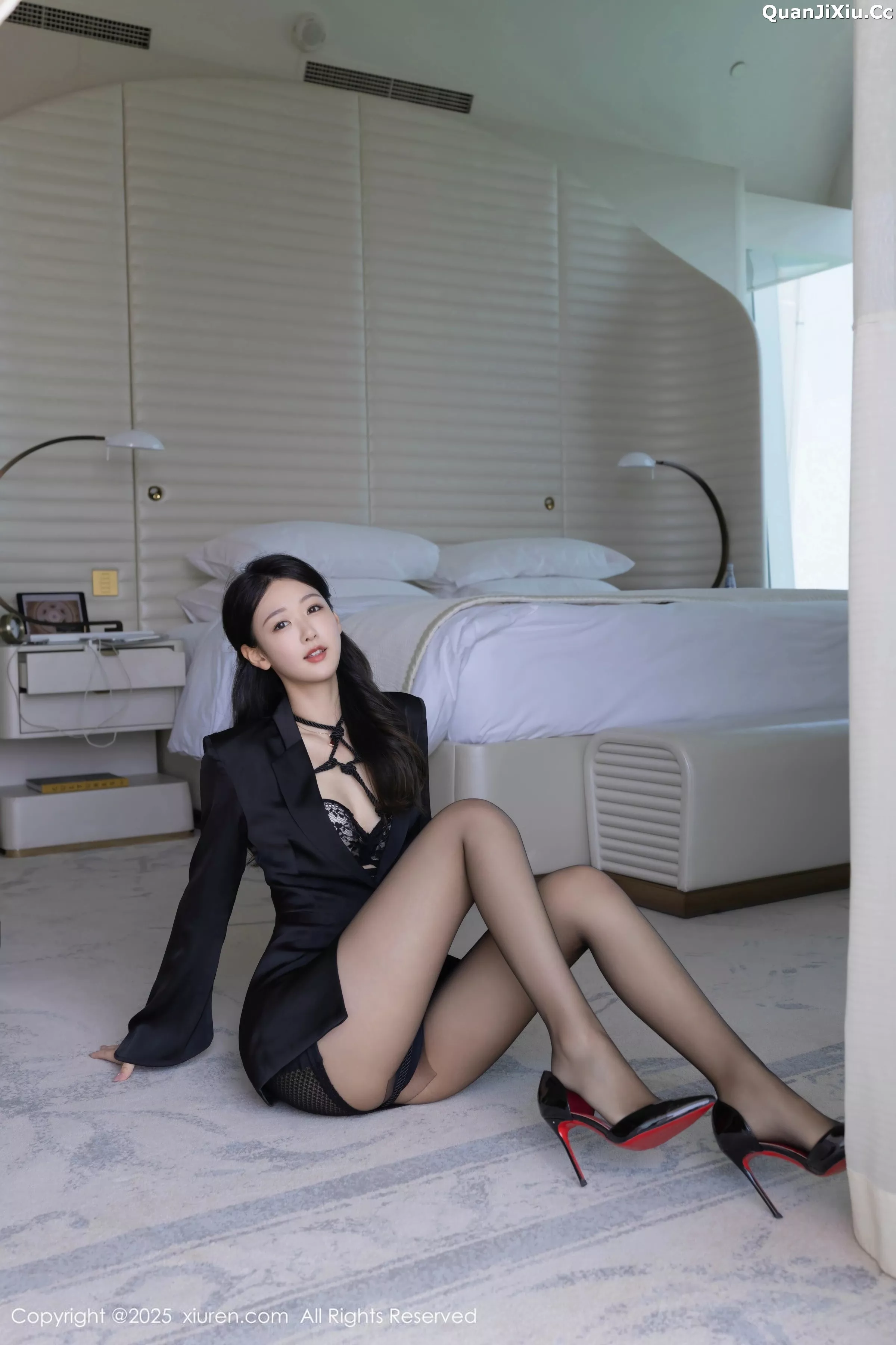 [XiuRen]高清写真图 2025.05.12 No.10267 唐安琪 黑色西服