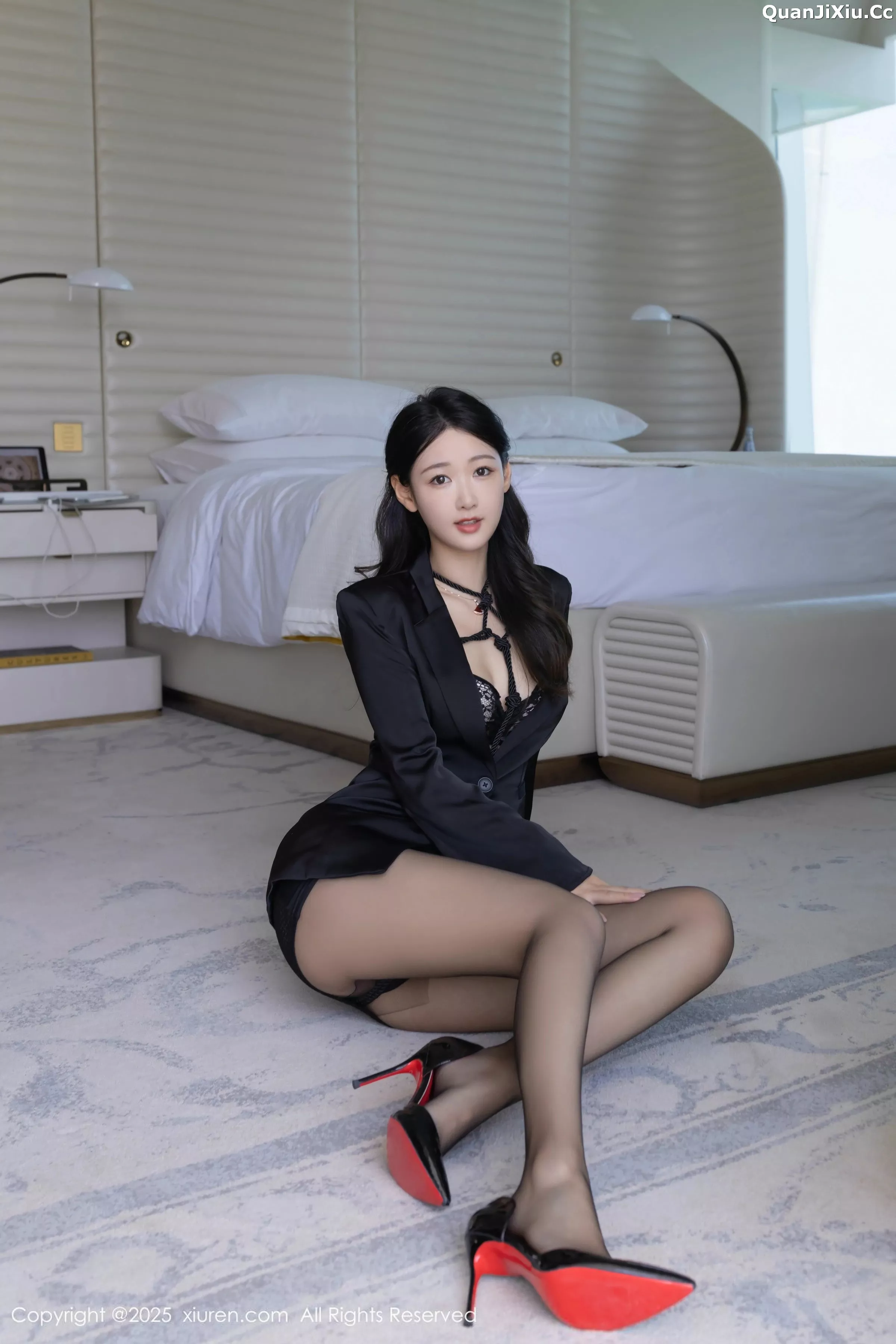 [XiuRen]高清写真图 2025.05.12 No.10267 唐安琪 黑色西服