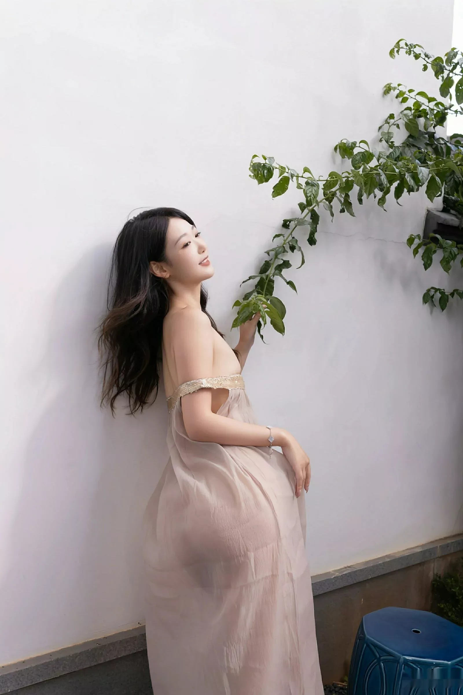 [XiuRen]高清写真图 2025.08.04 No.10619 唐安琪 浅色薄纱