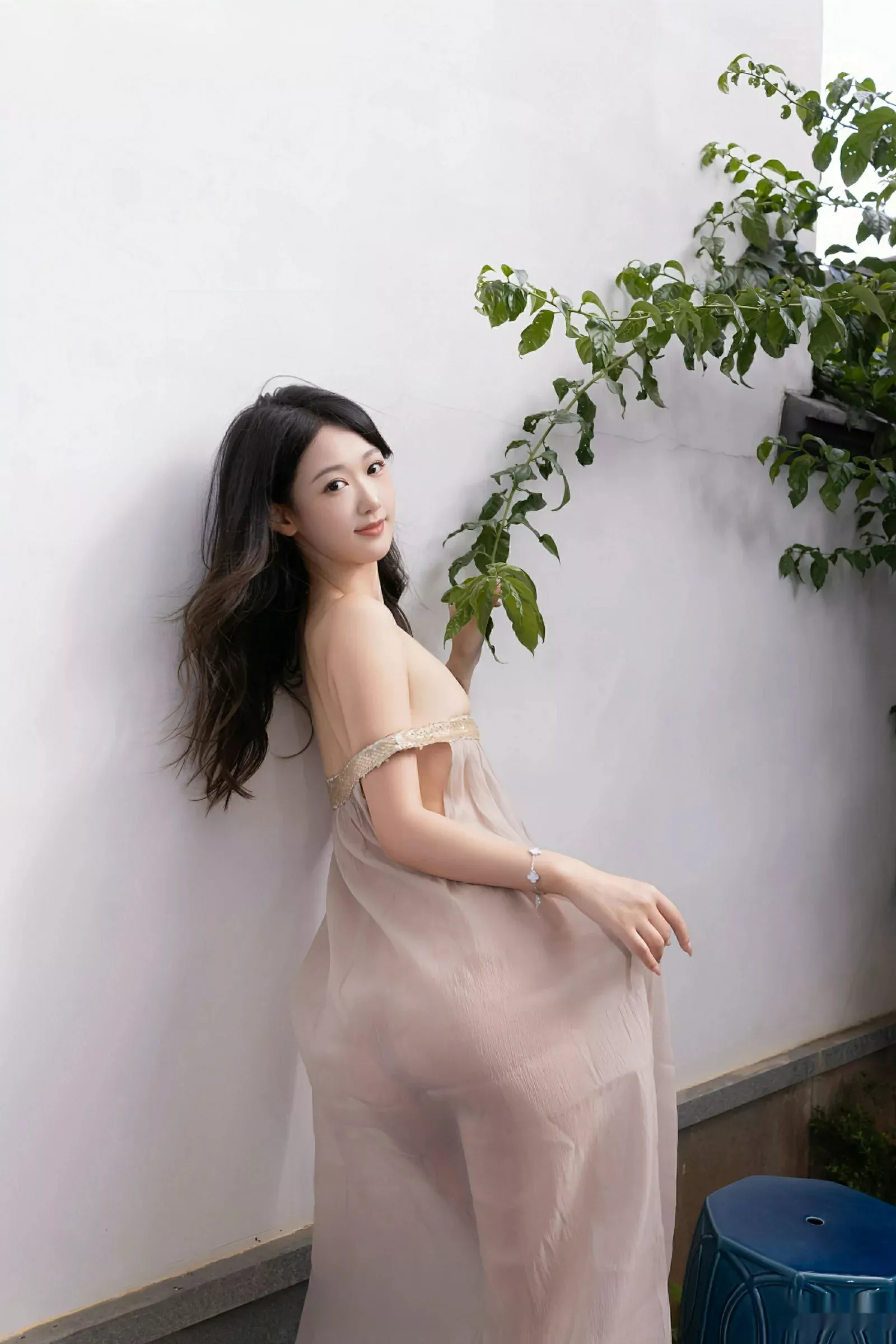 [XiuRen]高清写真图 2025.08.04 No.10619 唐安琪 浅色薄纱