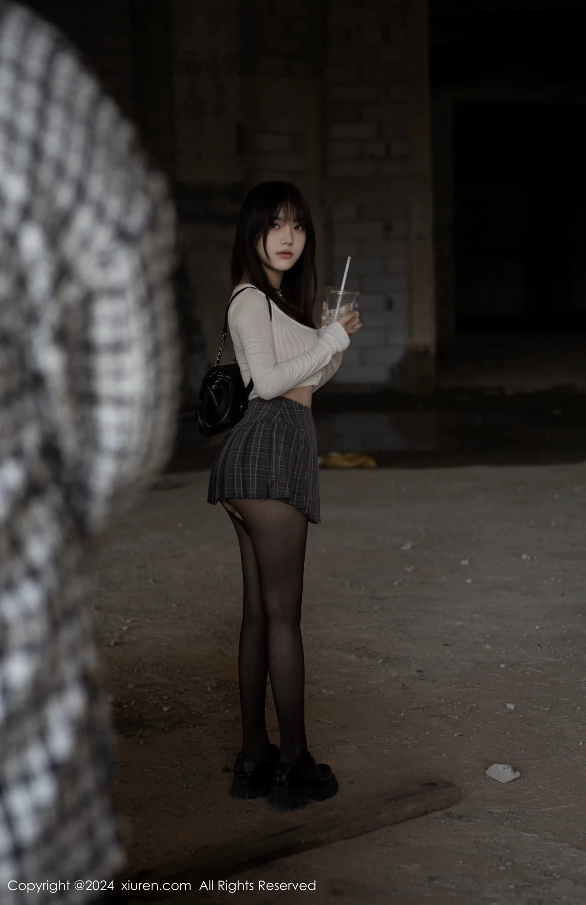 [XiuRen]高清写真图 2024.04.23 No.8439 豆瓣酱 美腿黑丝