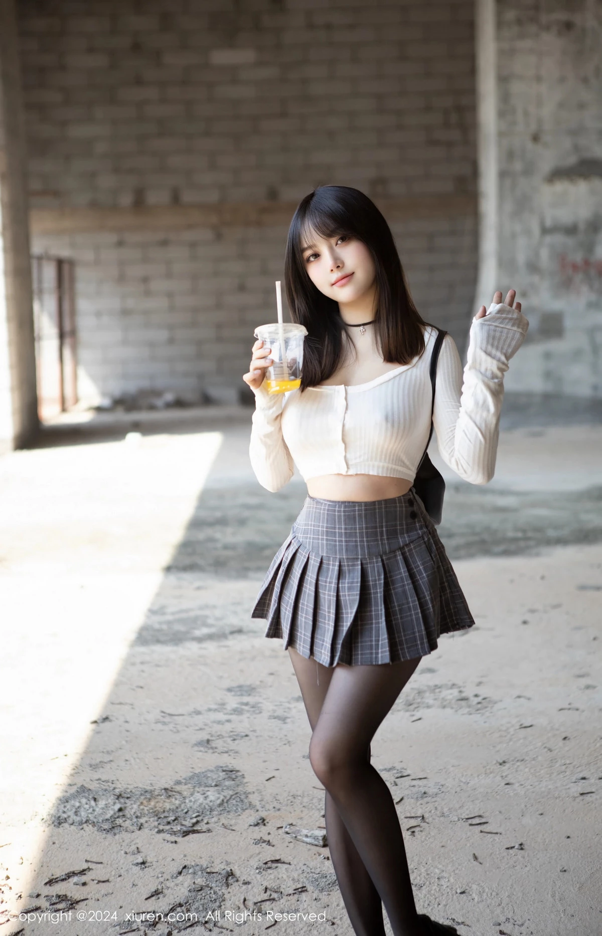 [XiuRen]高清写真图 2024.04.23 No.8439 豆瓣酱 美腿黑丝
