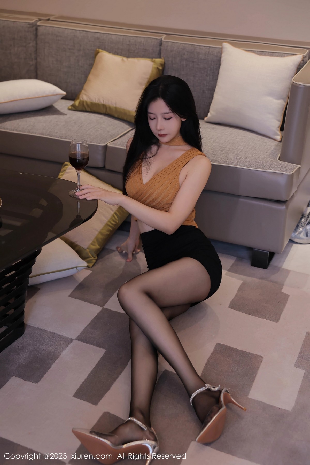[XiuRen]高清写真图 2023.06.15 No.6920 尹甜甜 黑丝美腿