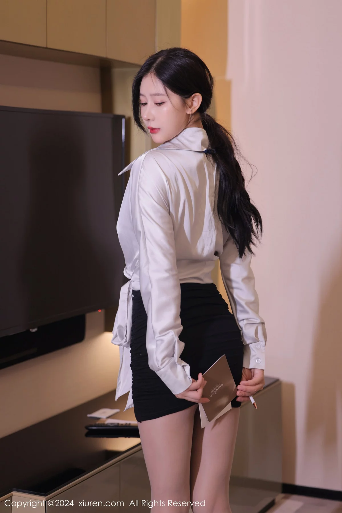 [XiuRen]高清写真图 2024.01.08 No.7926 尹甜甜 短裙美腿