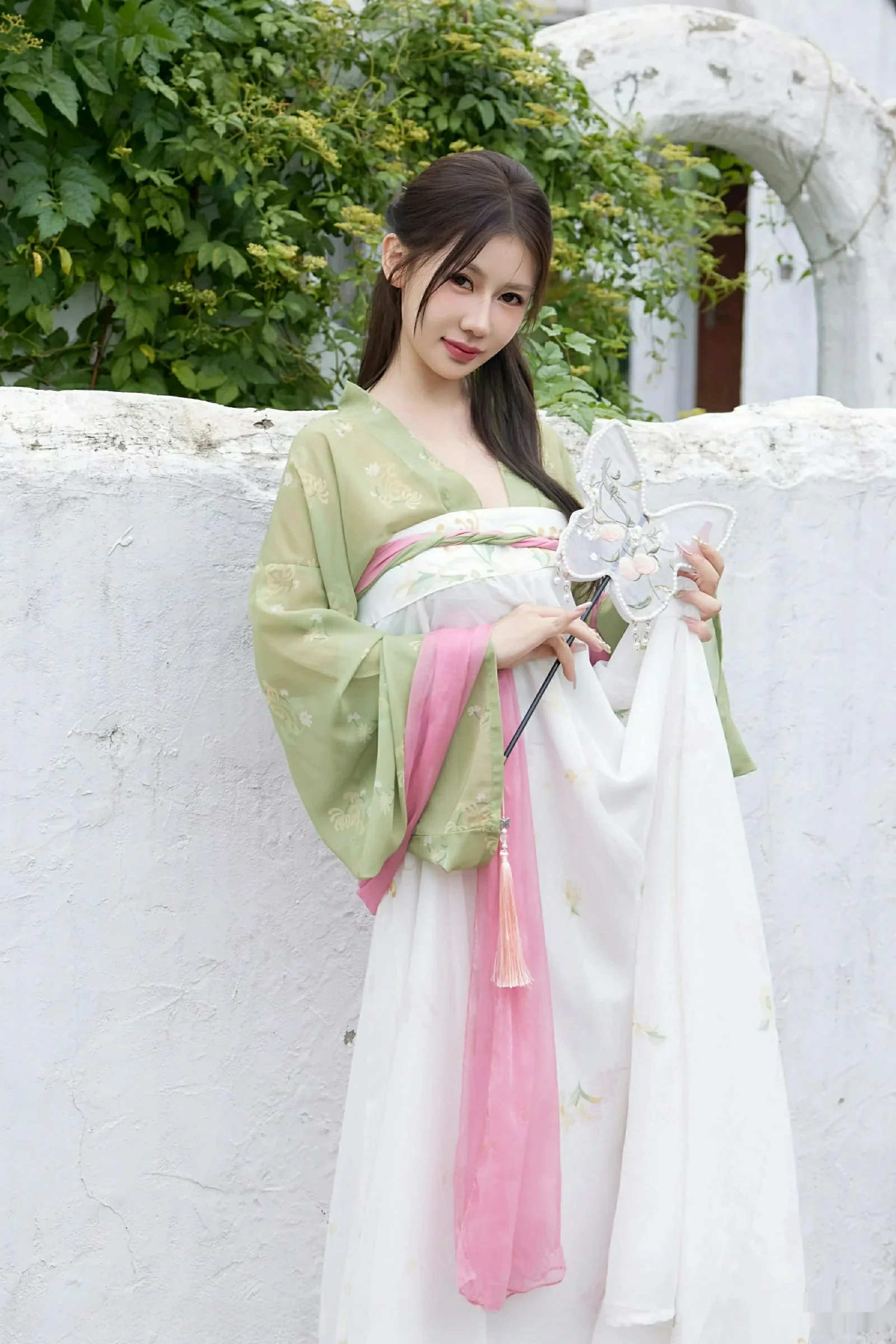 [XiuRen]高清写真图 2025.09.30 No.10834 尹甜甜sunny 性感汉服