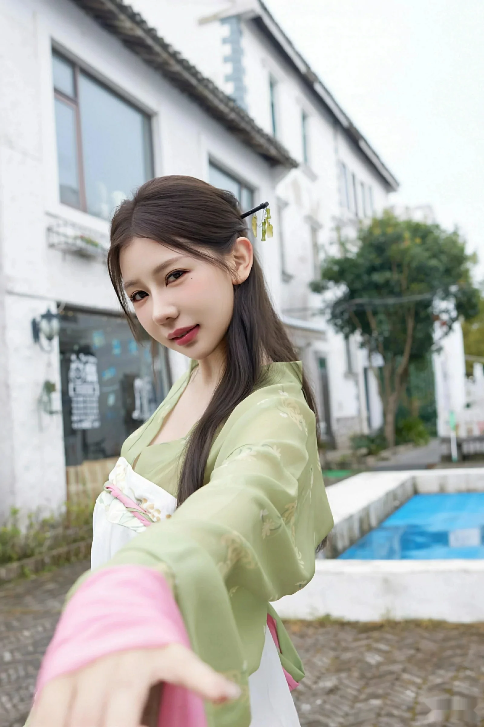 [XiuRen]高清写真图 2025.09.30 No.10834 尹甜甜sunny 性感汉服