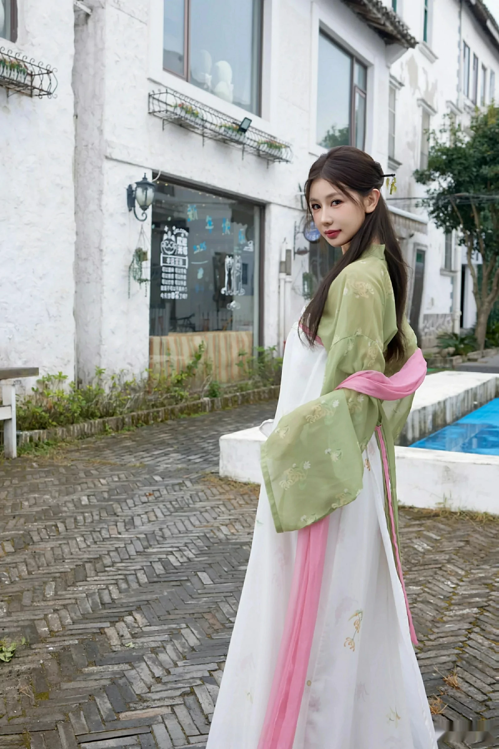 [XiuRen]高清写真图 2025.09.30 No.10834 尹甜甜sunny 性感汉服