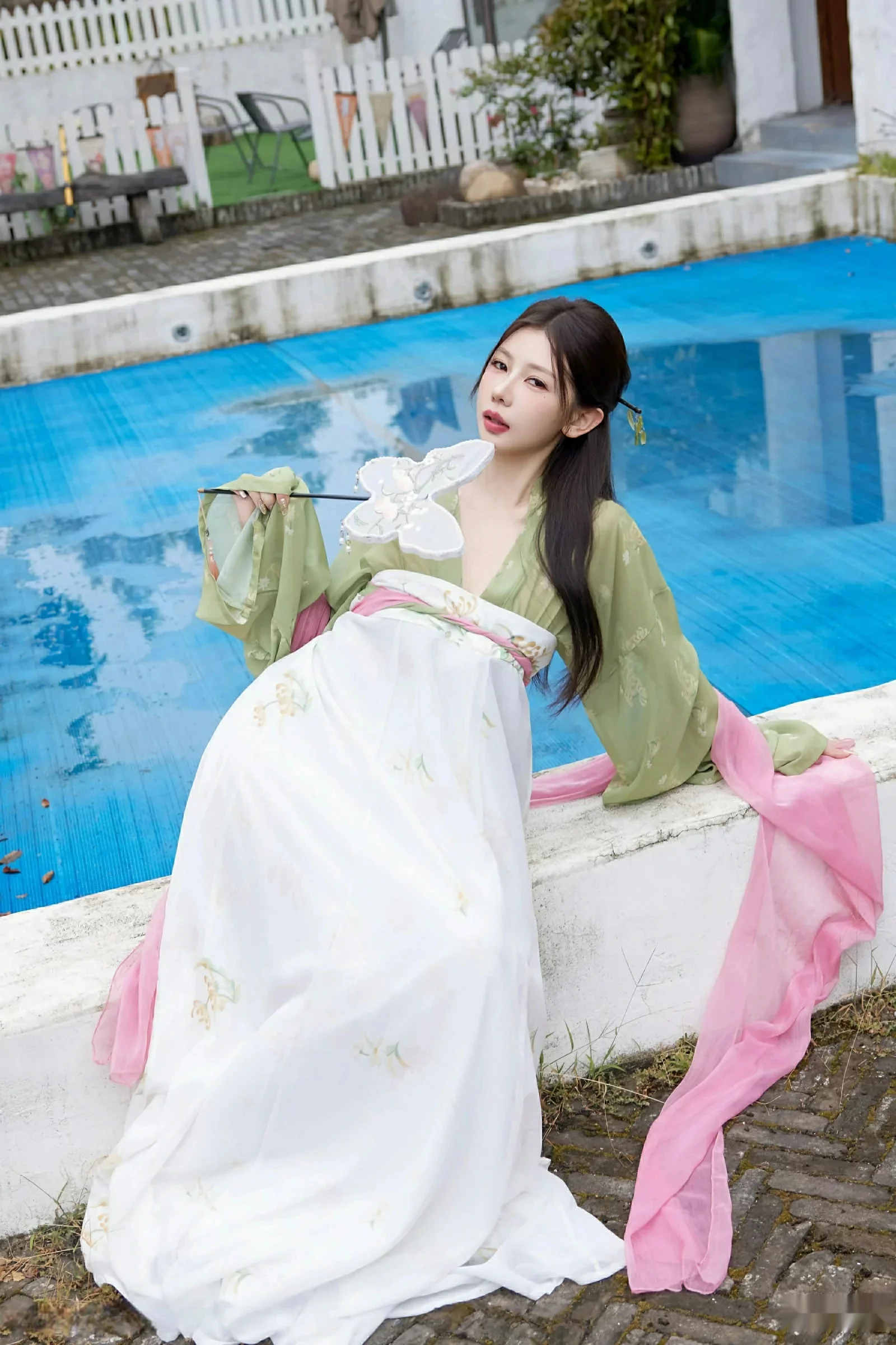 [XiuRen]高清写真图 2025.09.30 No.10834 尹甜甜sunny 性感汉服