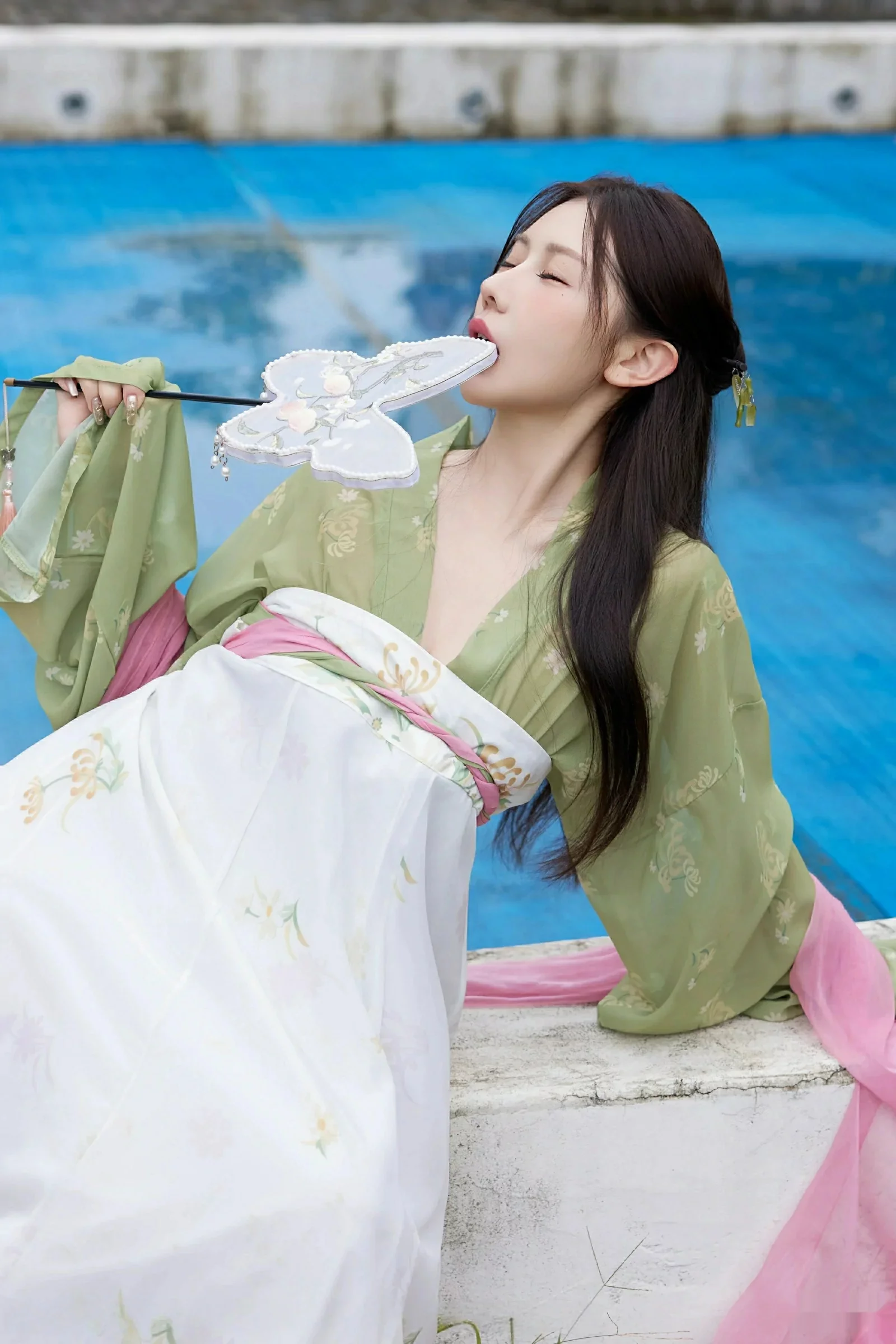 [XiuRen]高清写真图 2025.09.30 No.10834 尹甜甜sunny 性感汉服