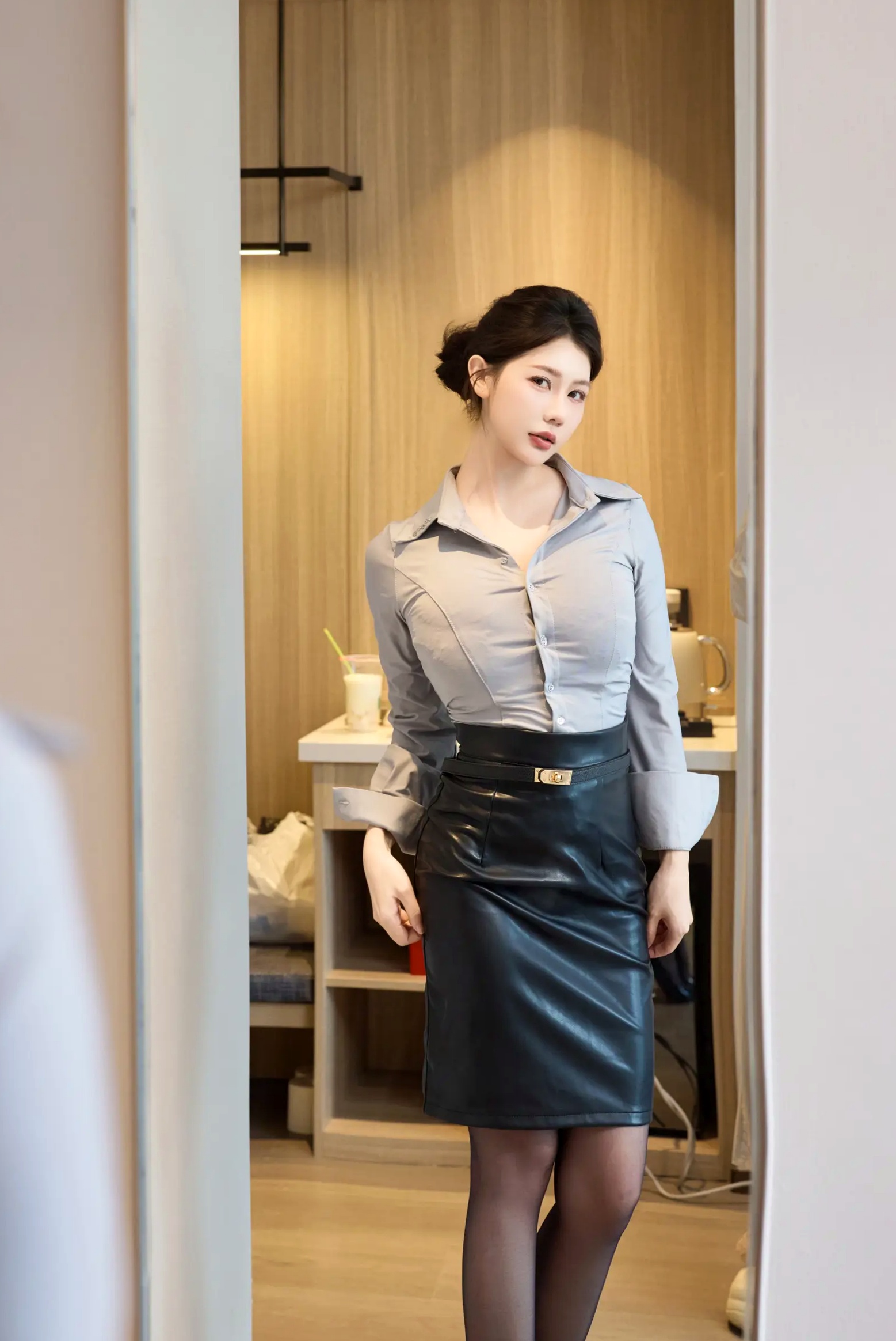 尹甜甜OL职场制服私房写真，紧身皮裙搭配黑丝美腿极致诱惑[97P]