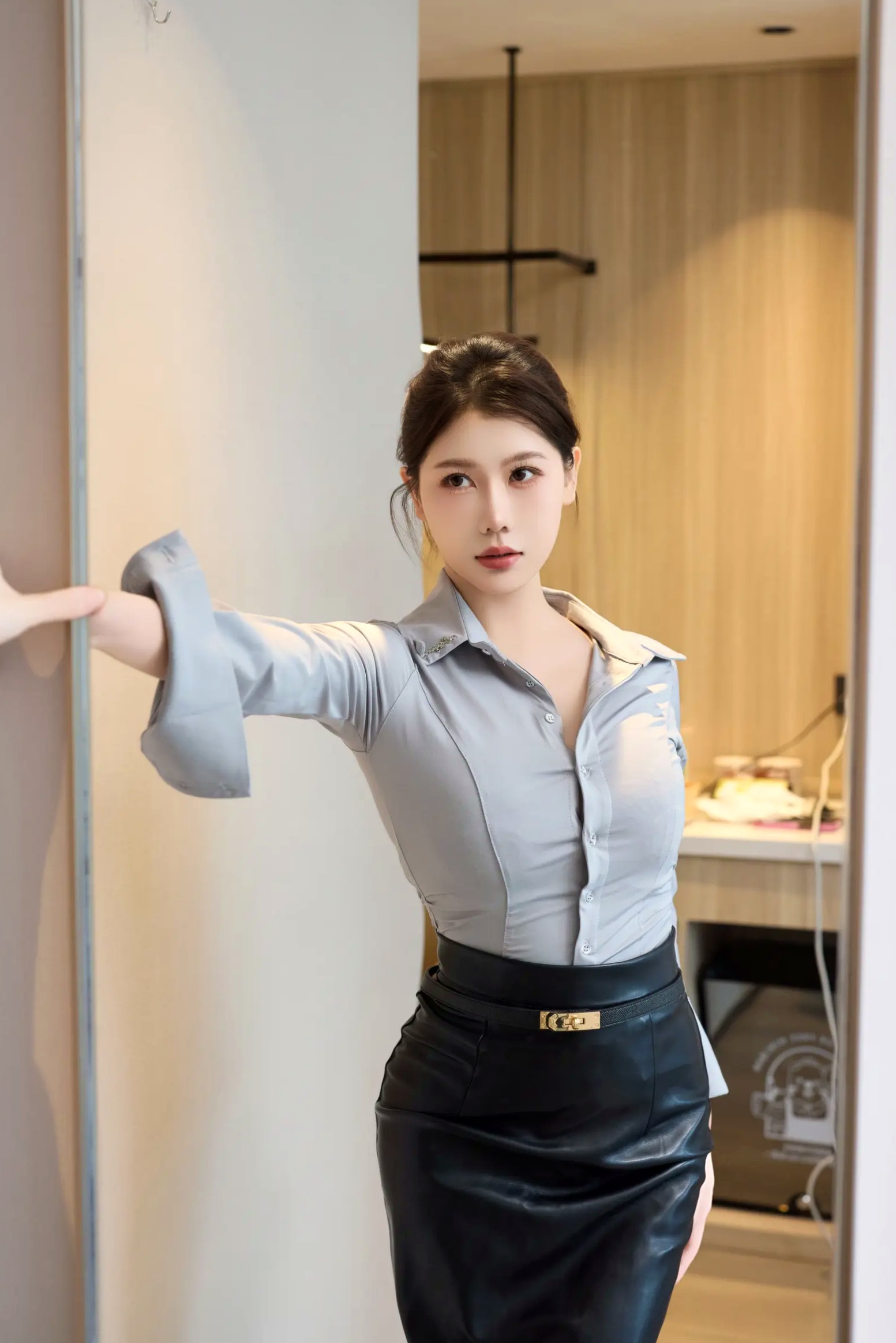 尹甜甜OL职场制服私房写真，紧身皮裙搭配黑丝美腿极致诱惑[97P]